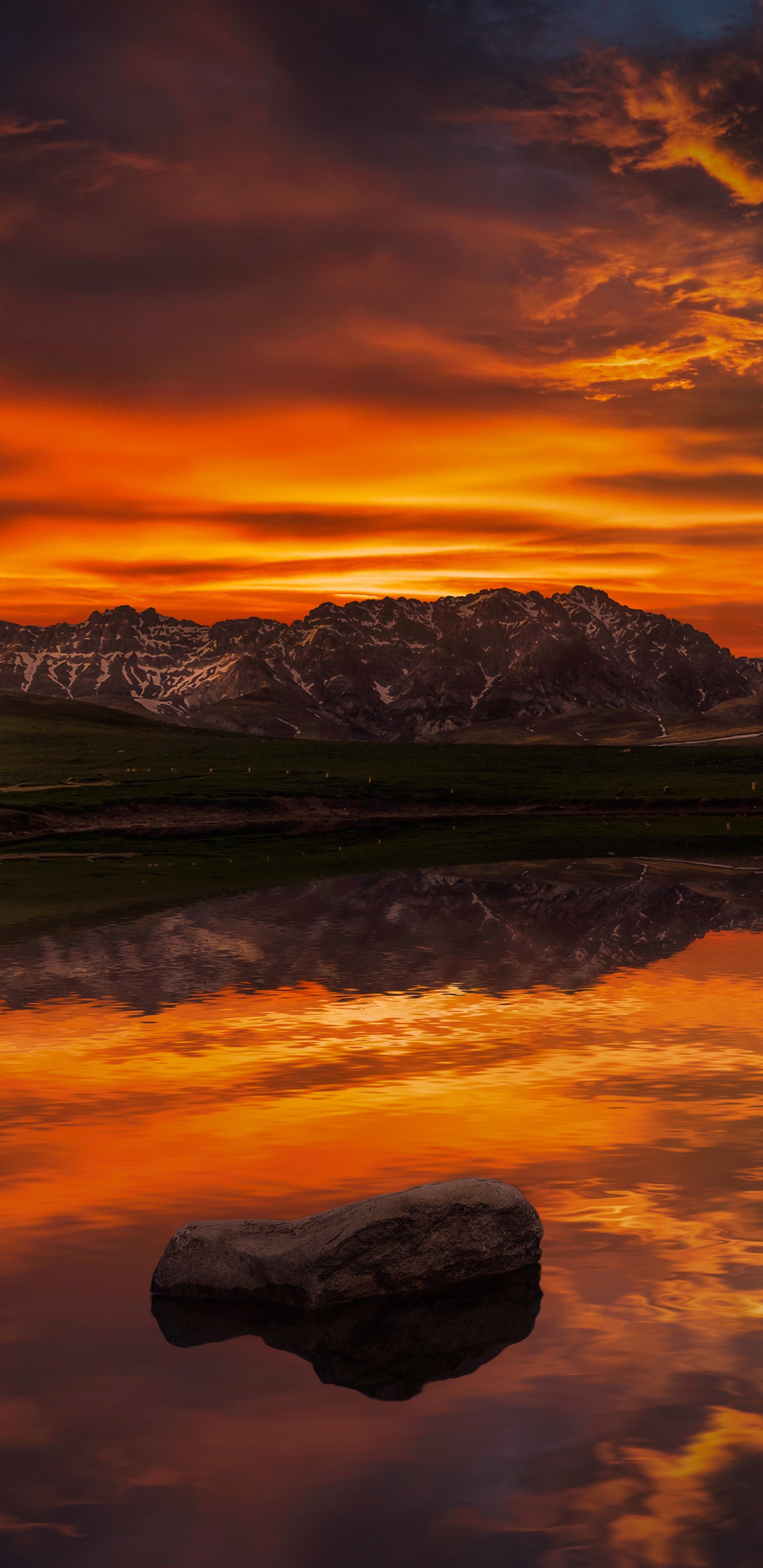 Montagne Couverte de Neige Près D'un Plan D'eau Pendant la Journée. Wallpaper in 1440x2960 Resolution