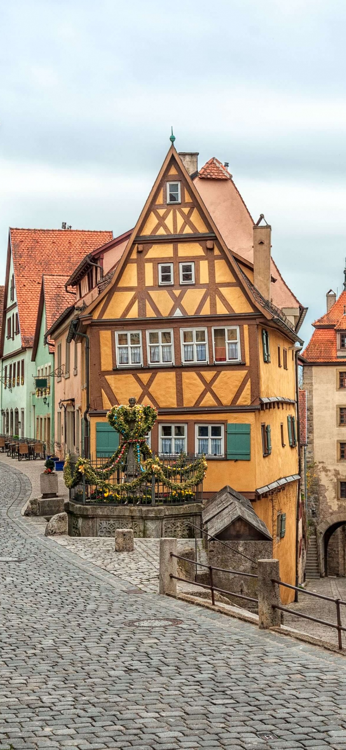 Edificio de Hormigón Marrón y Beige Bajo Nubes Blancas Durante el Día. Wallpaper in 1125x2436 Resolution
