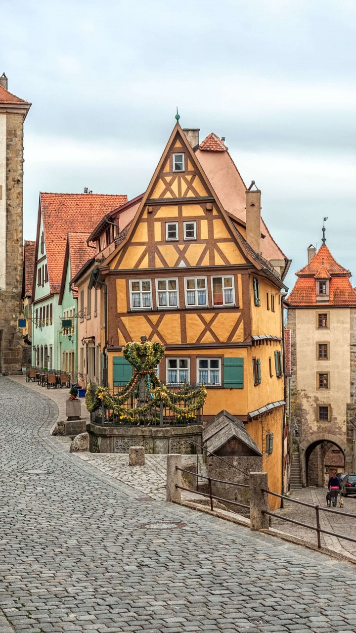 Edificio de Hormigón Marrón y Beige Bajo Nubes Blancas Durante el Día. Wallpaper in 720x1280 Resolution