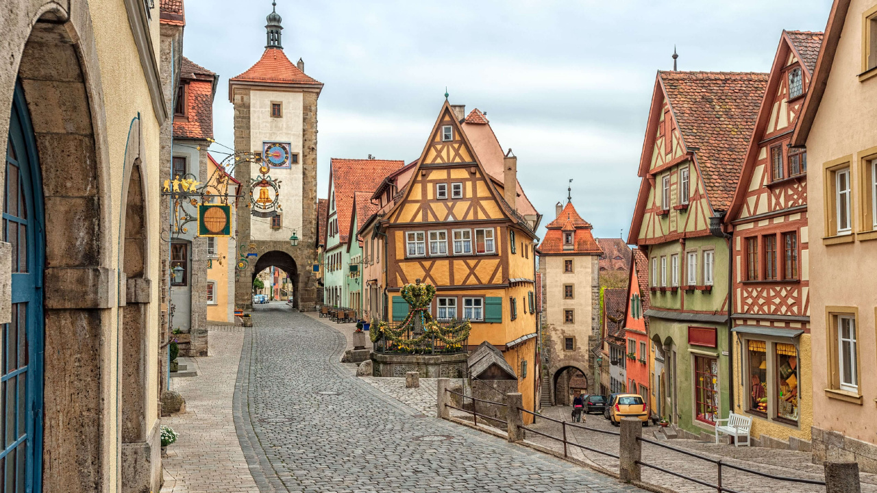 Braunes Und Beiges Betongebäude Unter Weißen Wolken Tagsüber Clouds. Wallpaper in 1280x720 Resolution