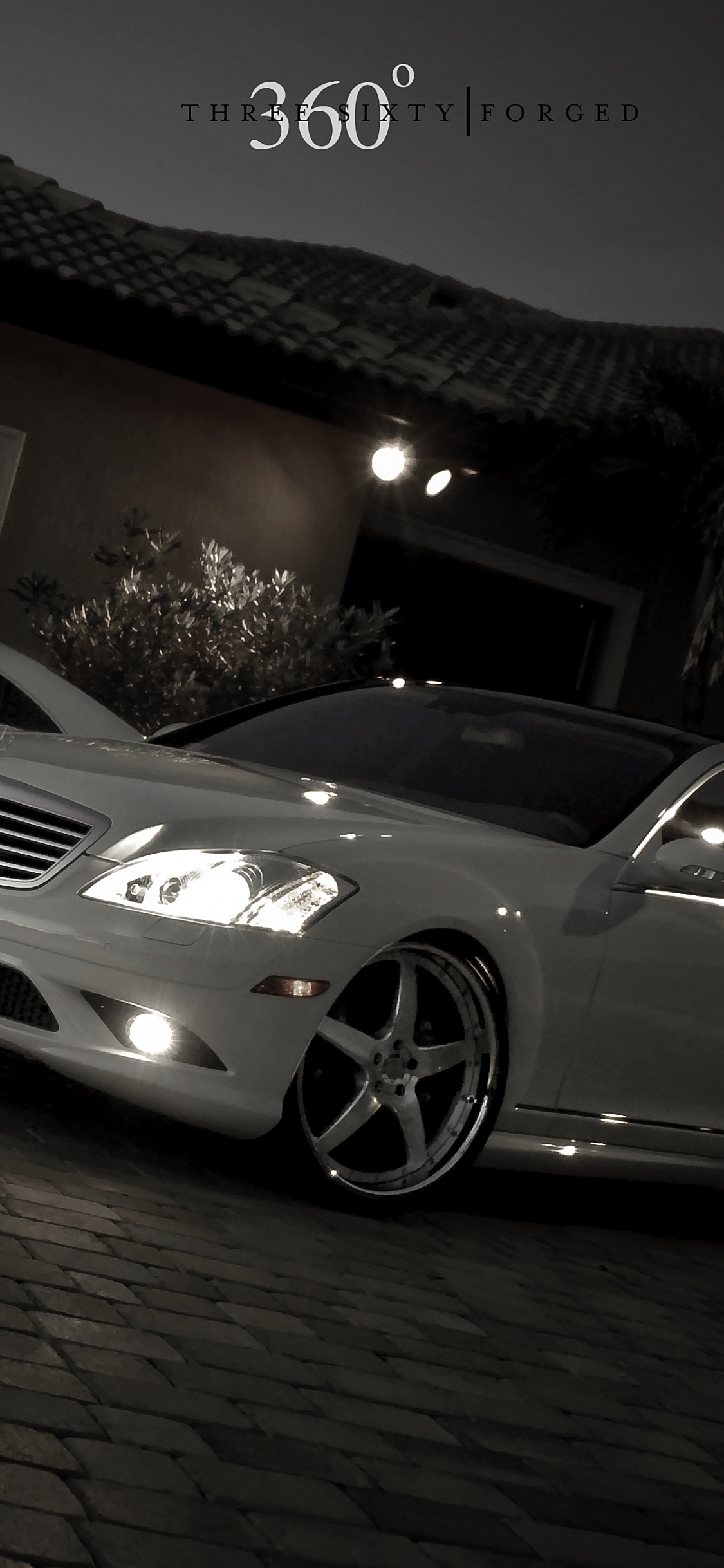 Mercedes Benz Coupé Blanc Garé Près du Mur de Briques Brunes. Wallpaper in 1125x2436 Resolution