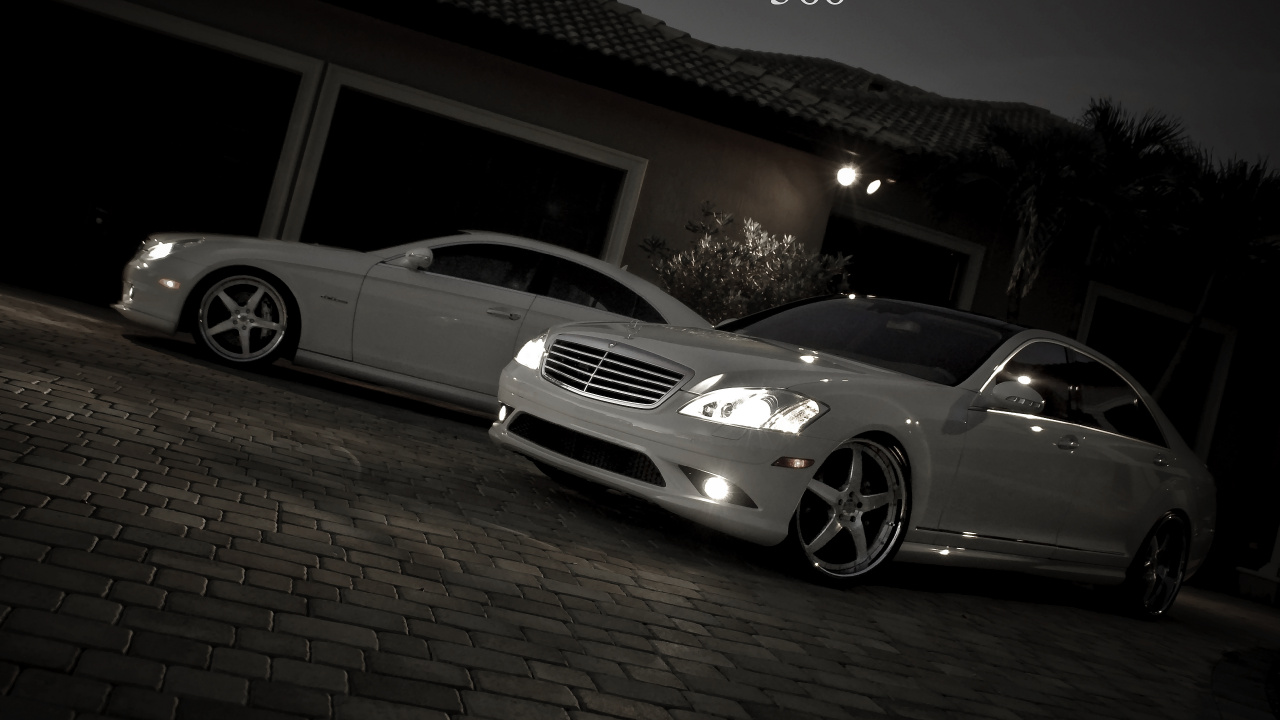 Mercedes Benz Coupé Blanc Garé Près du Mur de Briques Brunes. Wallpaper in 1280x720 Resolution