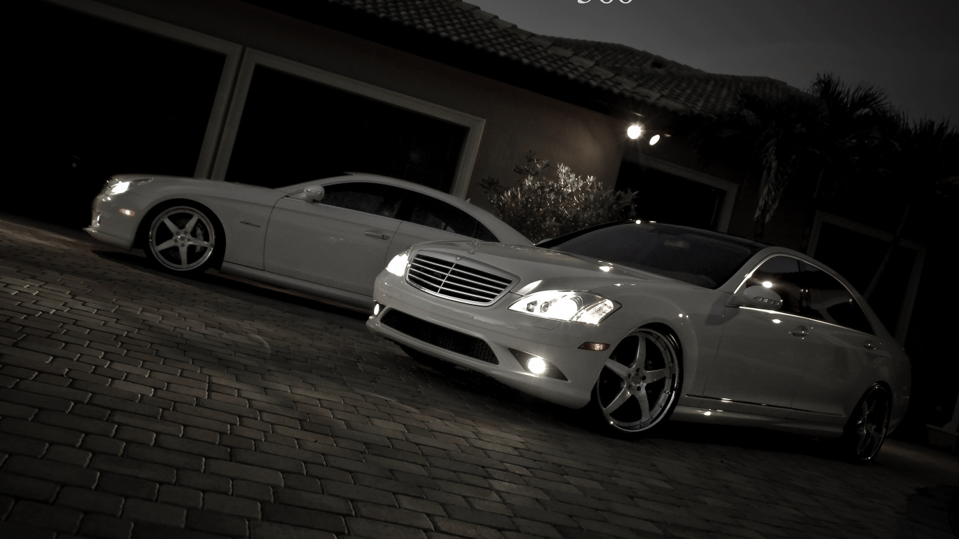 Weißes Mercedes Benz Coupé in Der Nähe Der Braunen Mauer Geparkt. Wallpaper in 1366x768 Resolution