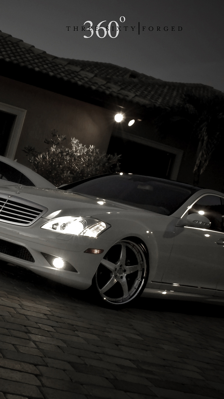 Weißes Mercedes Benz Coupé in Der Nähe Der Braunen Mauer Geparkt. Wallpaper in 750x1334 Resolution