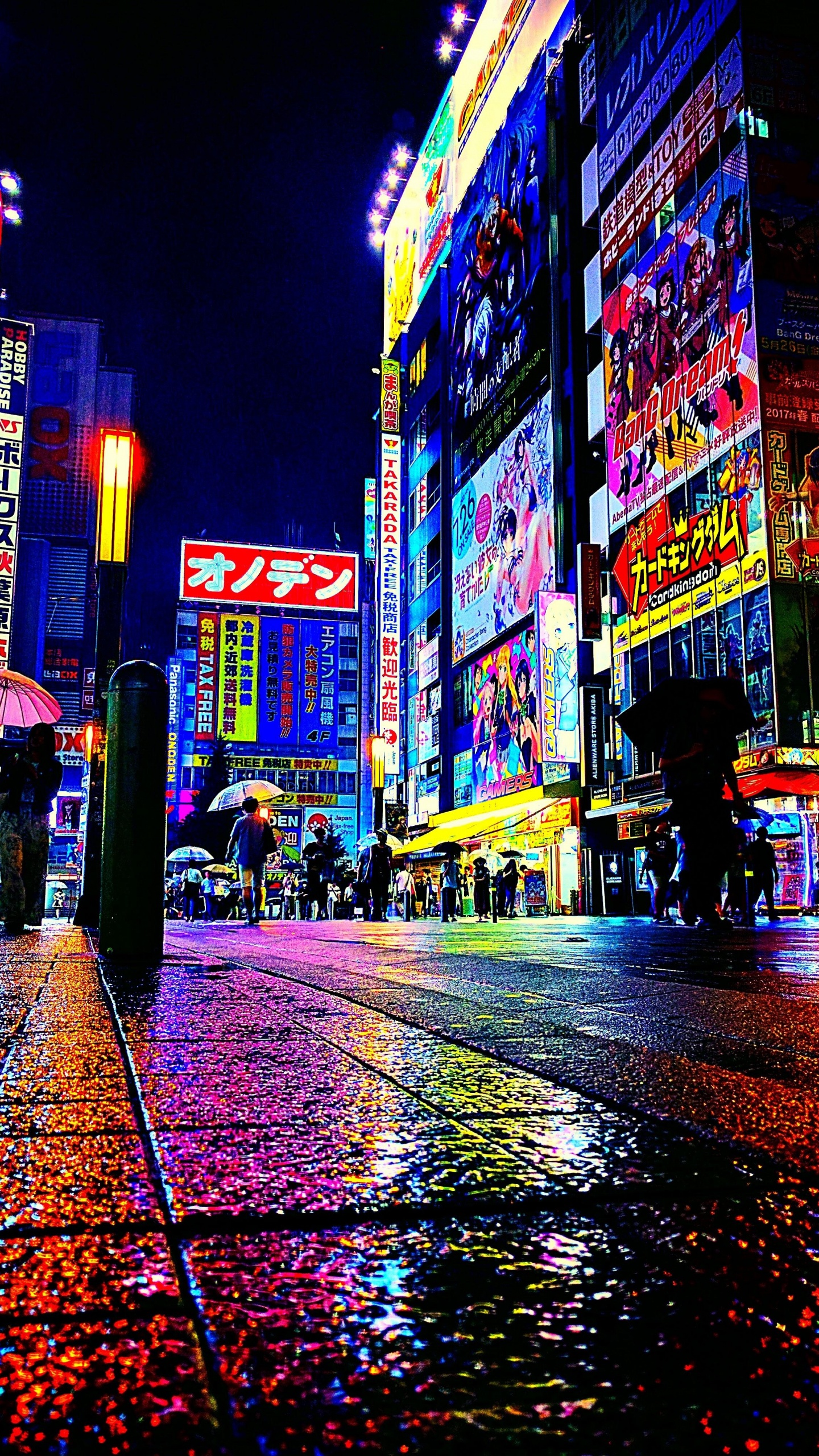 Gente Caminando en la Calle Durante la Noche. Wallpaper in 1440x2560 Resolution