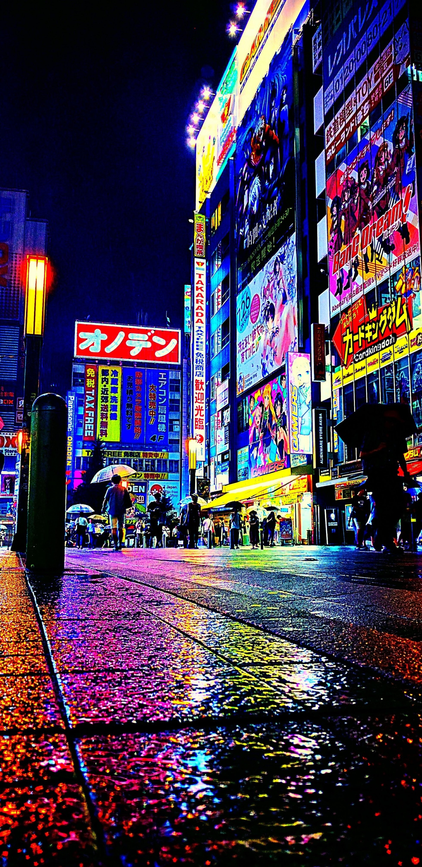 Gente Caminando en la Calle Durante la Noche. Wallpaper in 1440x2960 Resolution