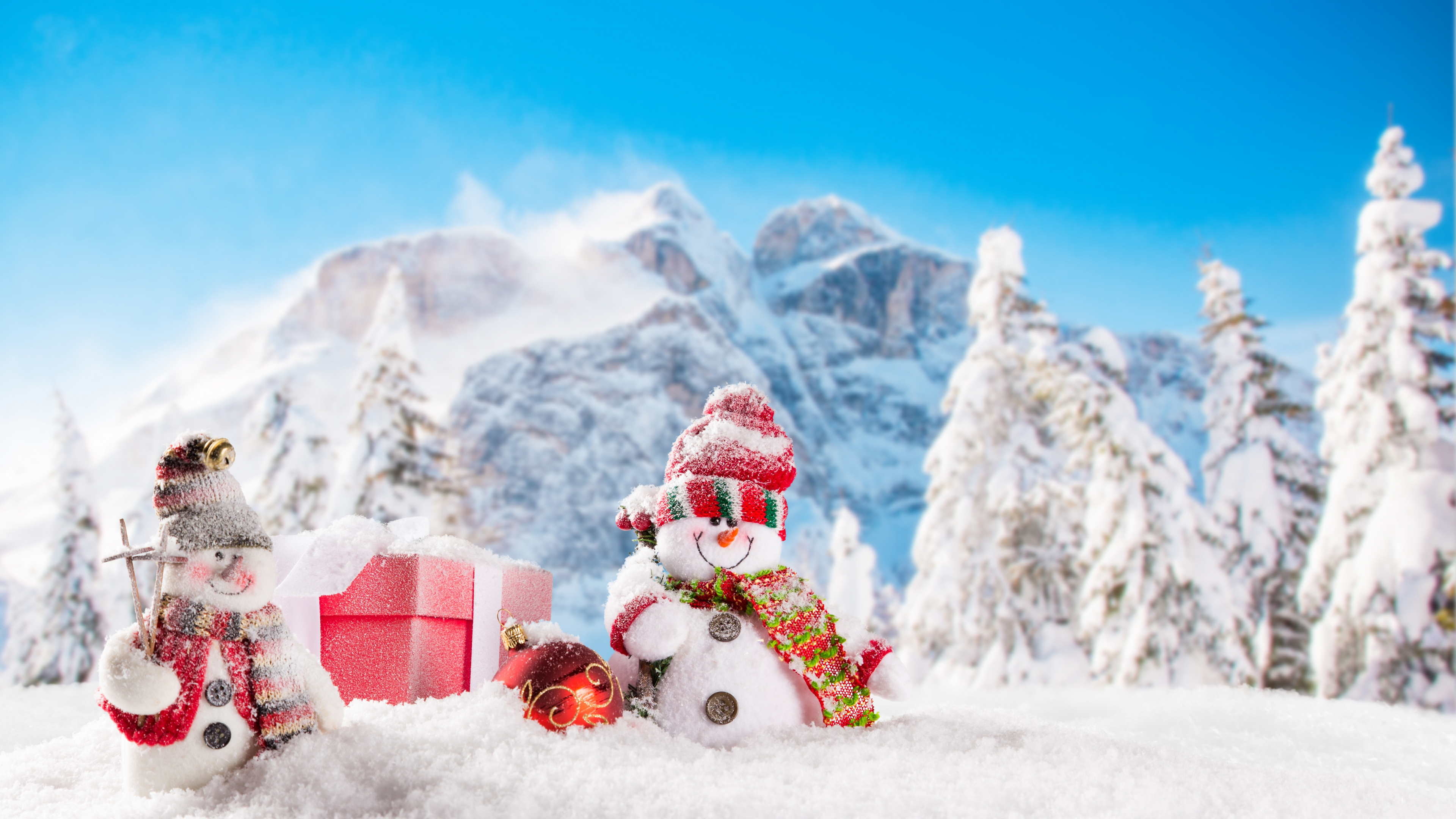 Père Noël Rouge et Blanc Sur Sol Couvert de Neige Pendant la Journée. Wallpaper in 3840x2160 Resolution
