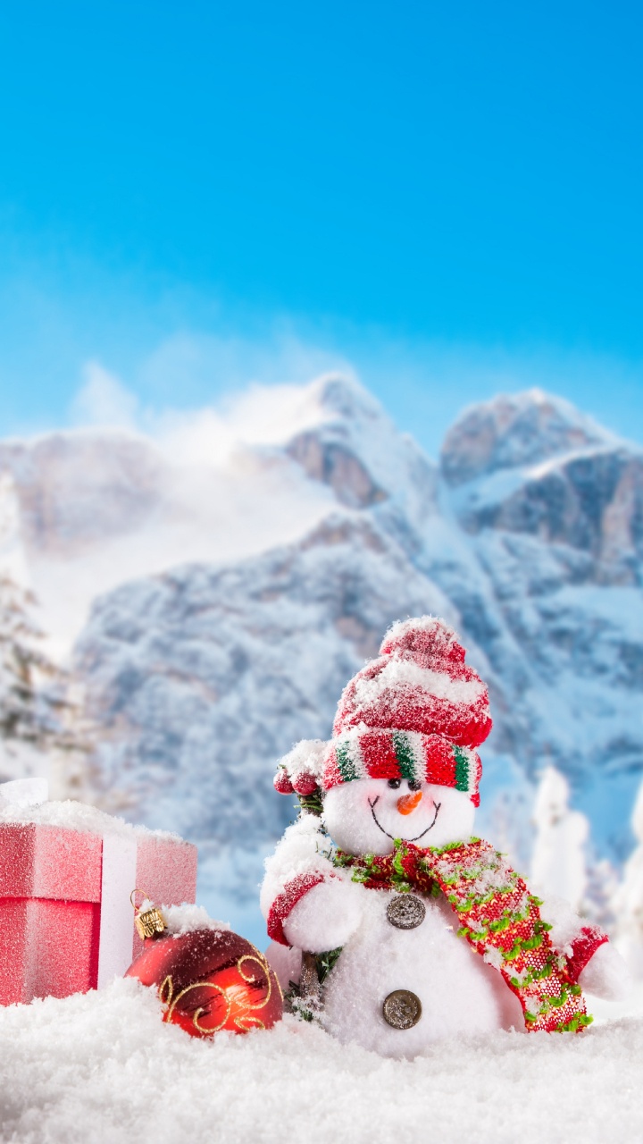 Père Noël Rouge et Blanc Sur Sol Couvert de Neige Pendant la Journée. Wallpaper in 720x1280 Resolution