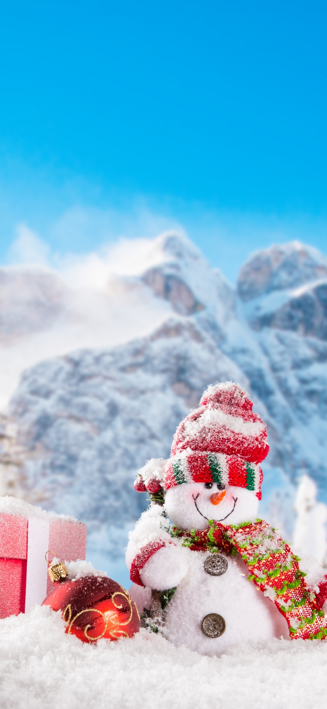 Rot-weißer Weihnachtsmann Auf Schneebedecktem Boden Tagsüber. Wallpaper in 1125x2436 Resolution