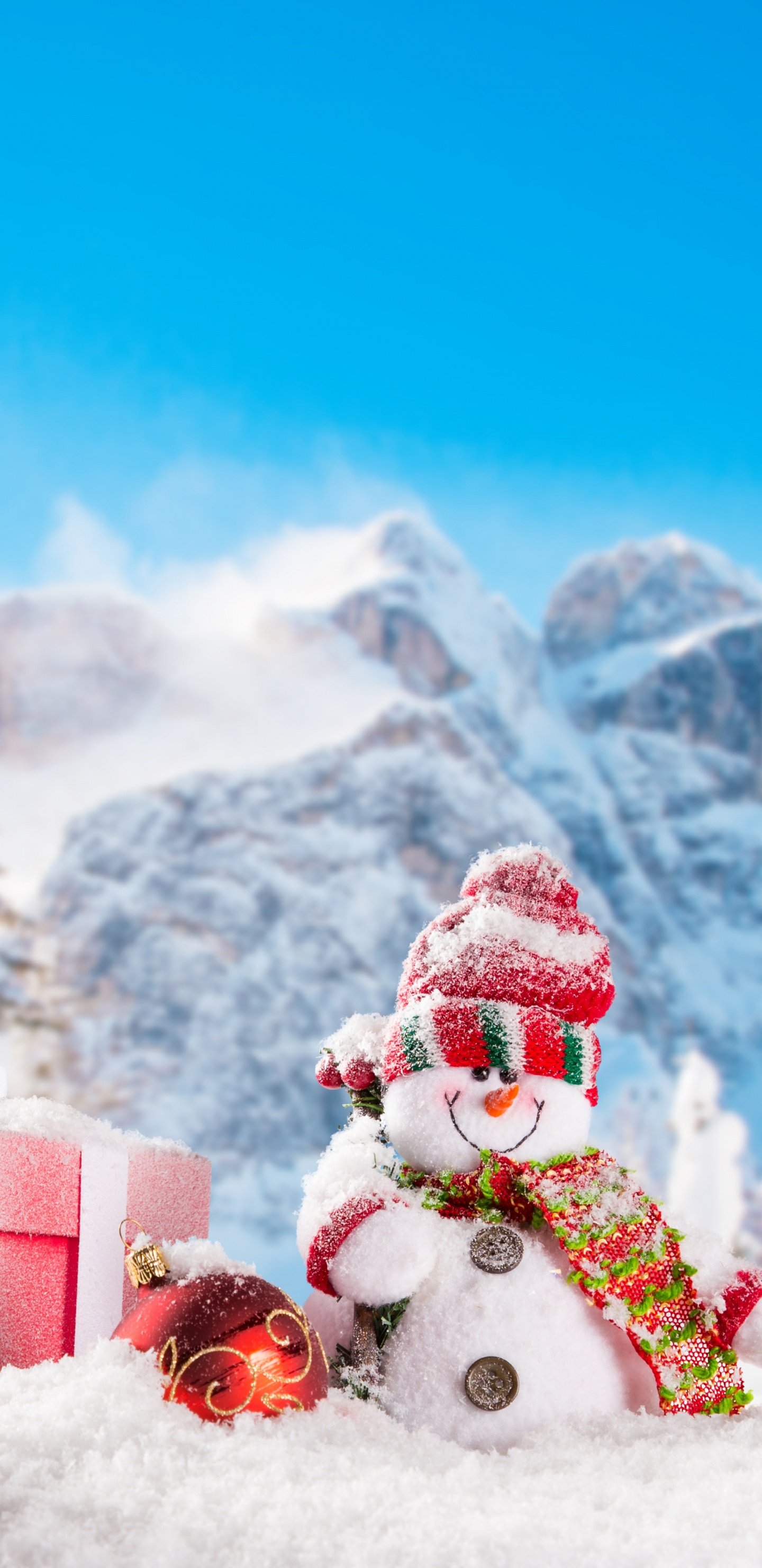 Rot-weißer Weihnachtsmann Auf Schneebedecktem Boden Tagsüber. Wallpaper in 1440x2960 Resolution
