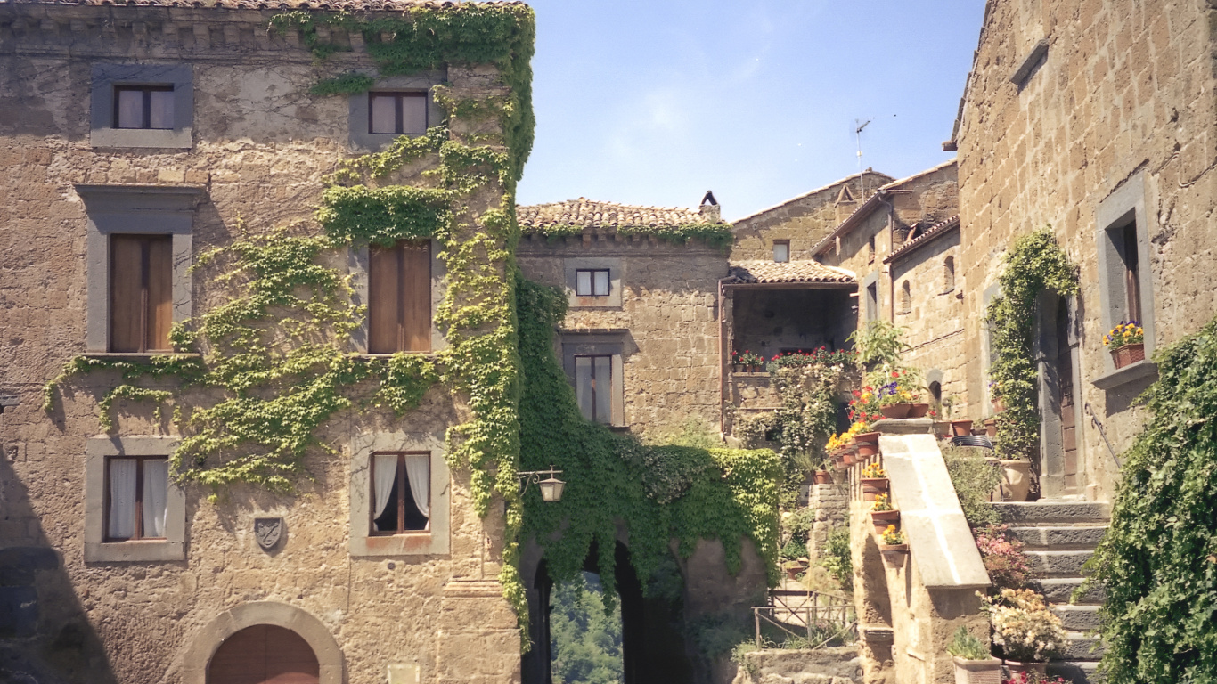 Edificio de Hormigón Marrón Cerca de Árboles Verdes Durante el Día. Wallpaper in 1366x768 Resolution
