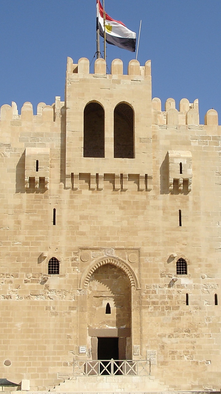 Bâtiment en Béton Brun Avec Des Drapeaux Pendant la Journée. Wallpaper in 720x1280 Resolution