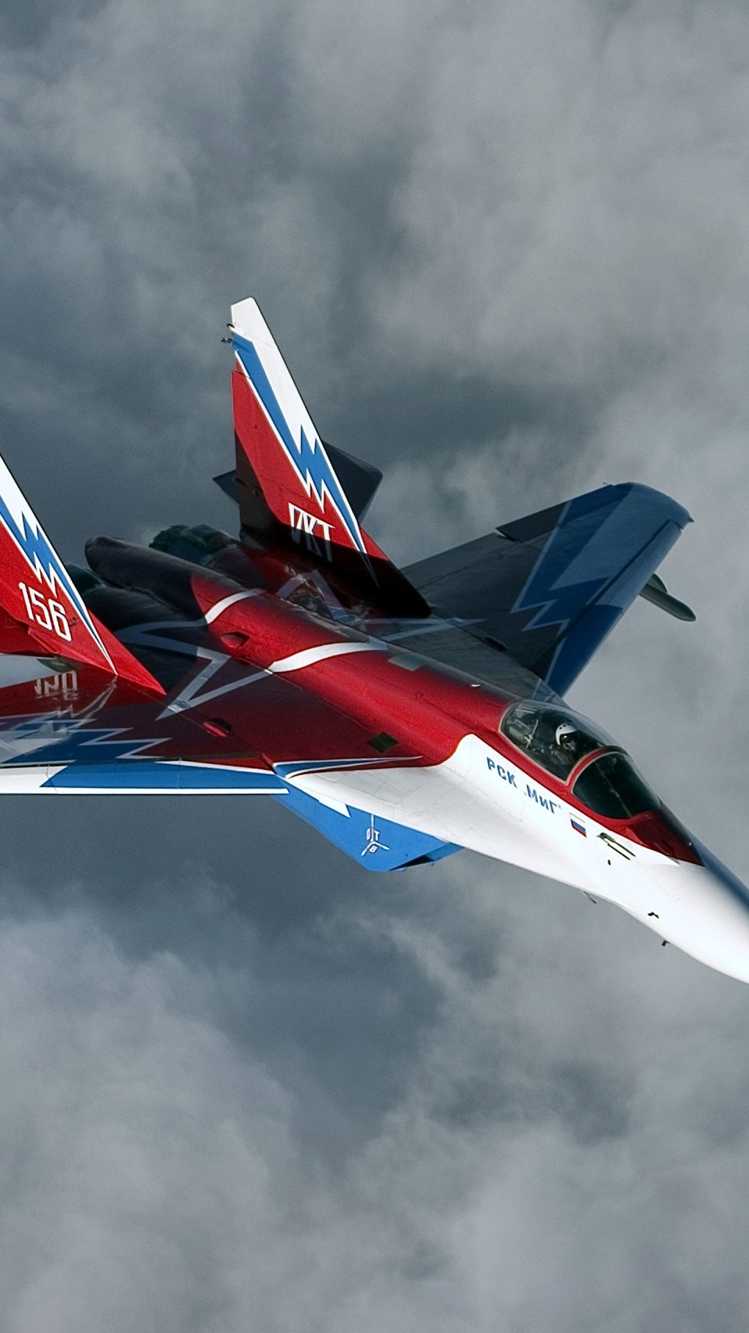 Avión a Reacción Rojo y Blanco en el Aire. Wallpaper in 1080x1920 Resolution