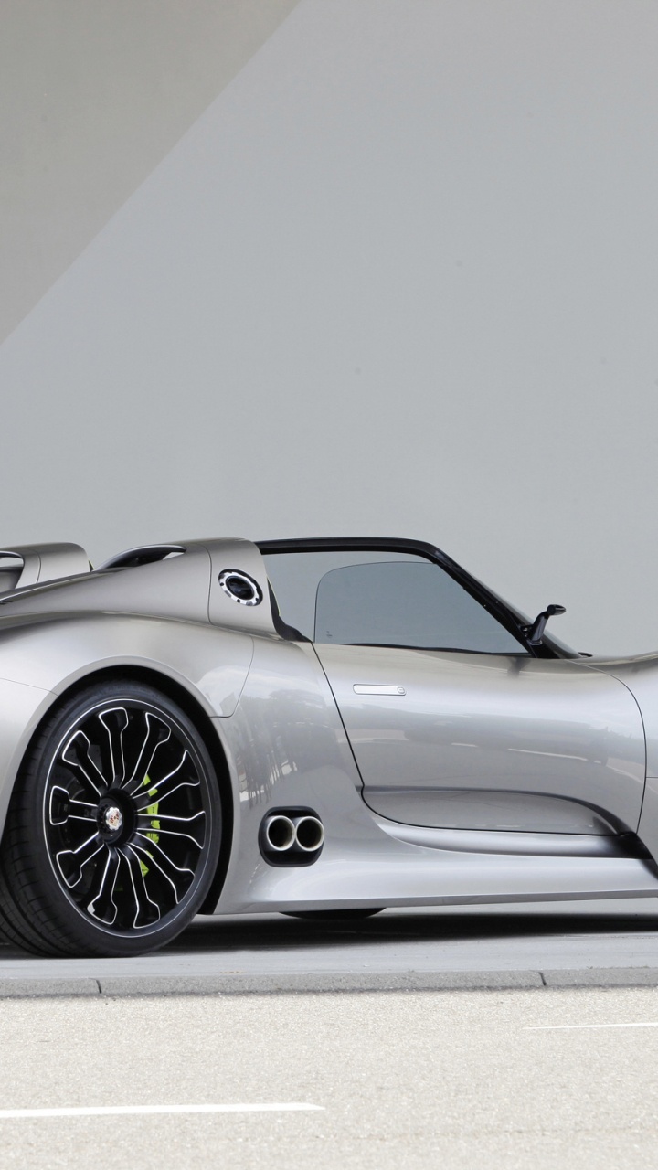 Silberner Porsche 911 Auf Grauem Bürgersteig Geparkt. Wallpaper in 720x1280 Resolution