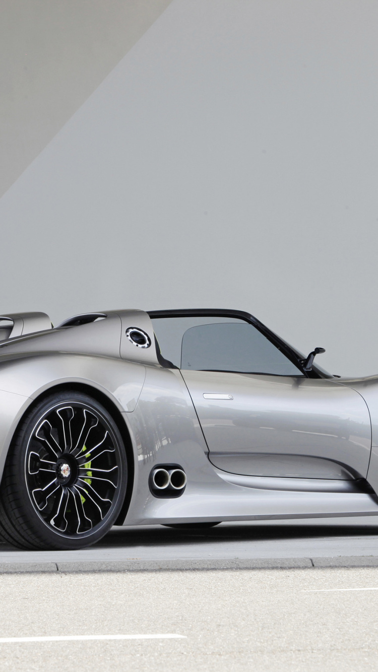 Silberner Porsche 911 Auf Grauem Bürgersteig Geparkt. Wallpaper in 750x1334 Resolution