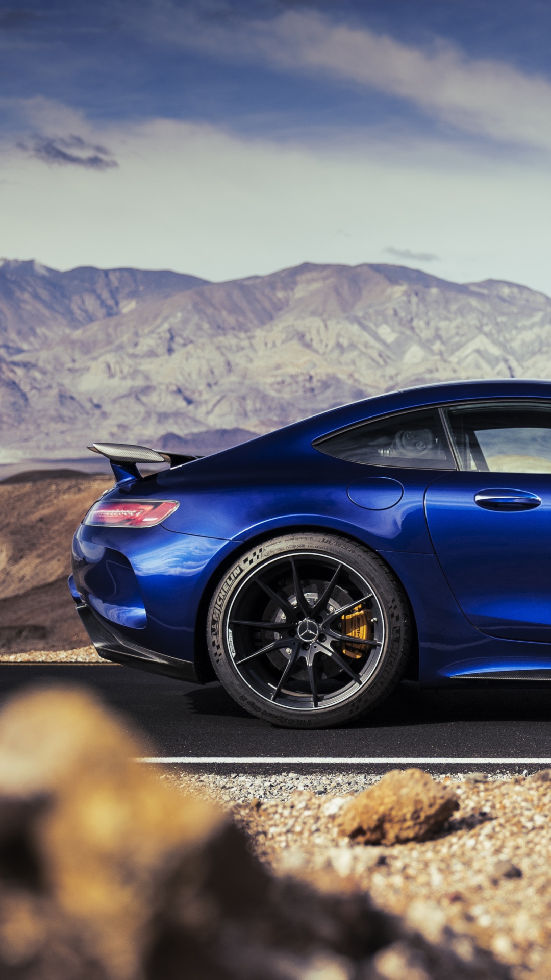 Porsche 911 Azul en la Carretera de Hormigón Gris Durante el Día. Wallpaper in 1080x1920 Resolution