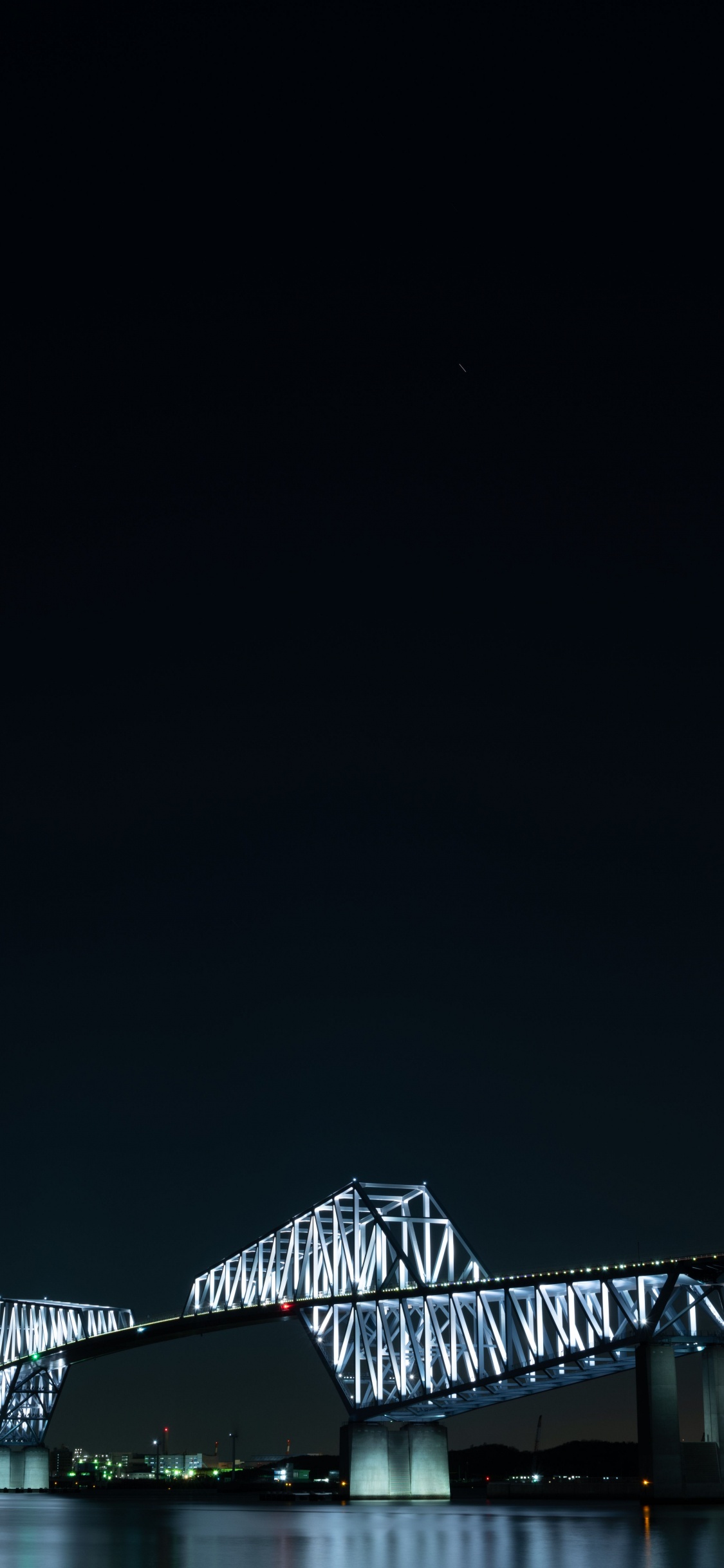 Weißes Und Schwarzes Gebäude Während Der Nacht. Wallpaper in 1125x2436 Resolution