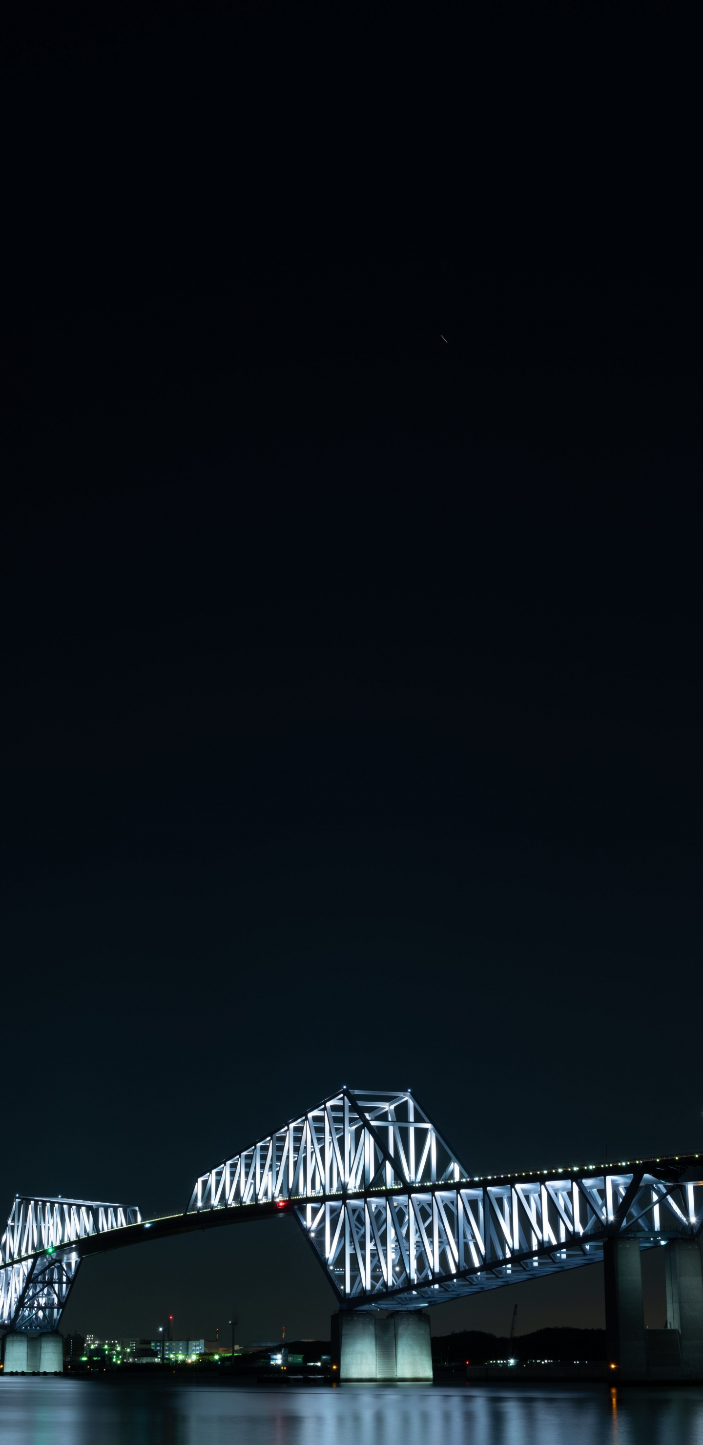 Weißes Und Schwarzes Gebäude Während Der Nacht. Wallpaper in 1440x2960 Resolution