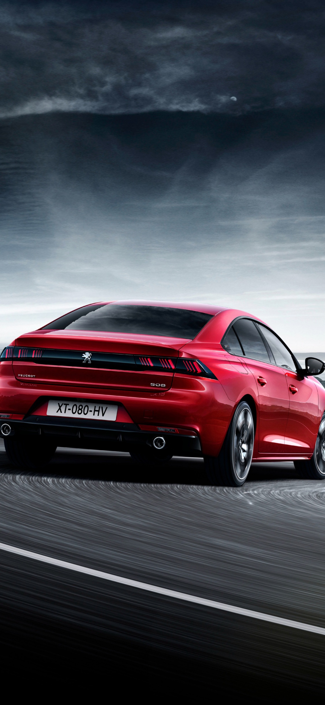 Coche Honda Rojo en la Carretera. Wallpaper in 1125x2436 Resolution