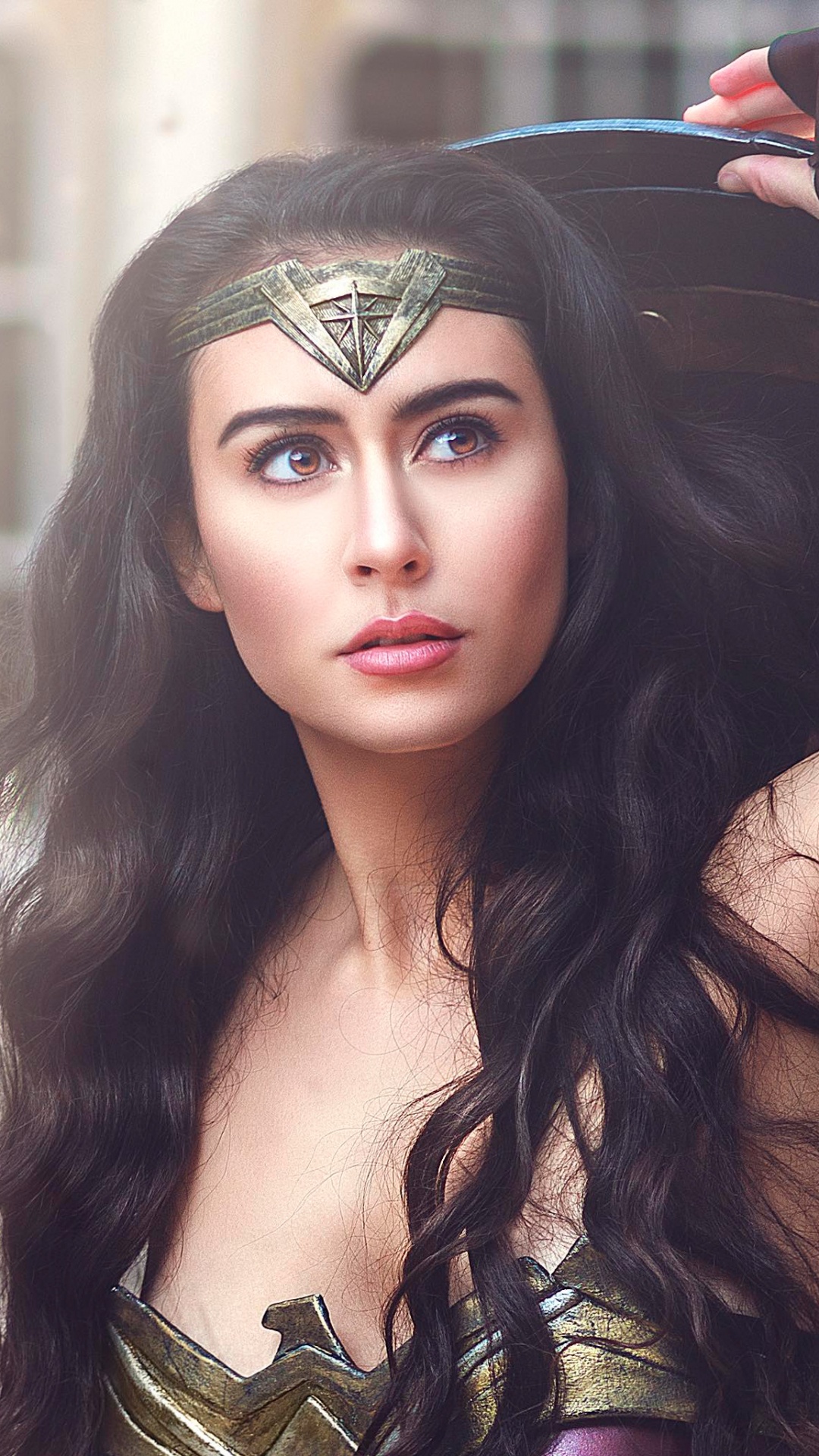 Frau in Schwarz-weißem Blumenkleid Mit Schwarzer Maske. Wallpaper in 1080x1920 Resolution