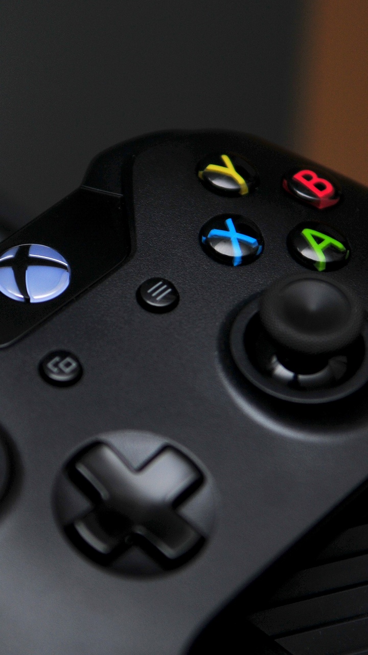 Manette de Jeu Xbox Noire Sur Textile Rayé Blanc et Noir. Wallpaper in 720x1280 Resolution