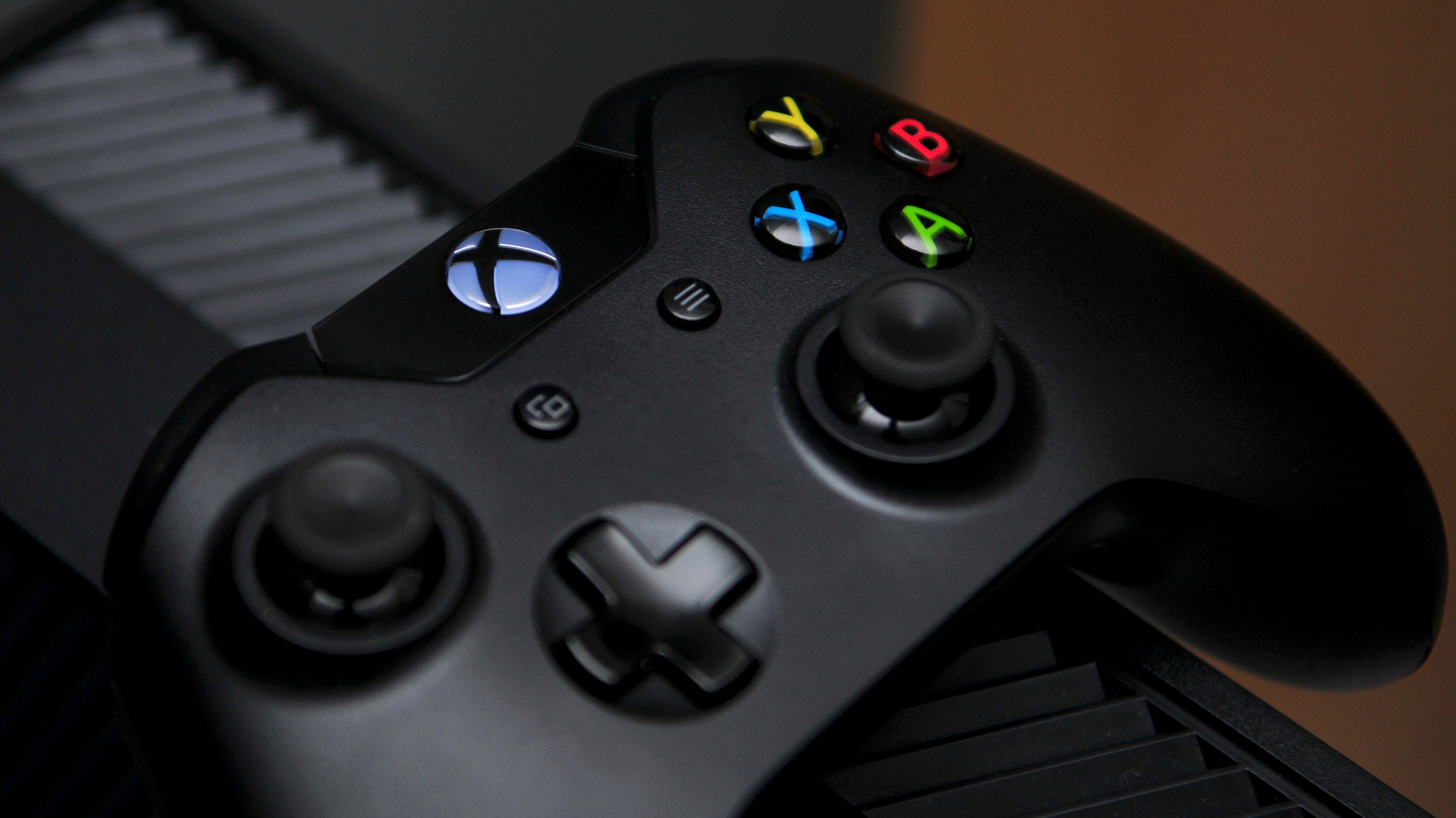 Controlador de Juegos Xbox Negro Sobre Textiles a Rayas Blancas y Negras. Wallpaper in 1920x1080 Resolution