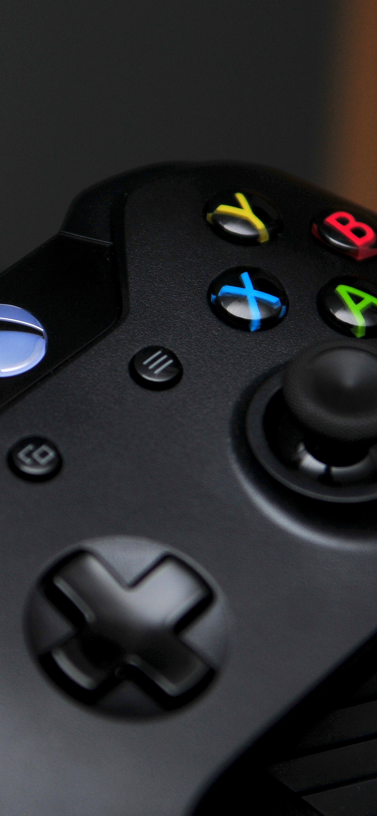 Schwarzer Xbox-Gamecontroller Auf Weiß-schwarz Gestreiftem Textil. Wallpaper in 1242x2688 Resolution