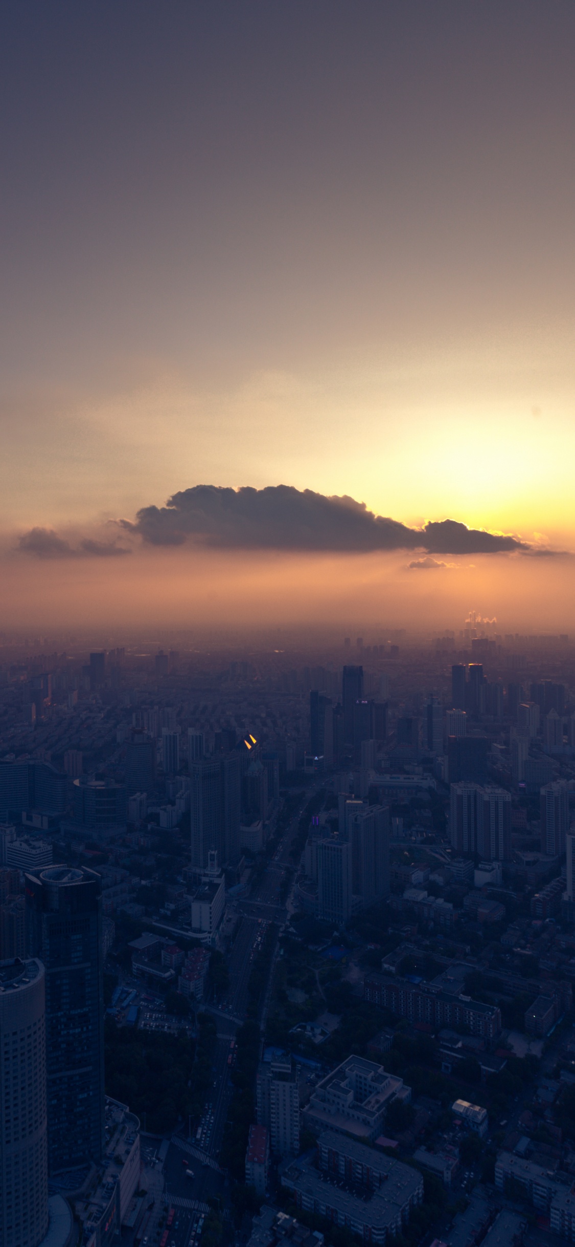 Vista Aérea de Los Edificios de la Ciudad Durante la Puesta de Sol. Wallpaper in 1125x2436 Resolution