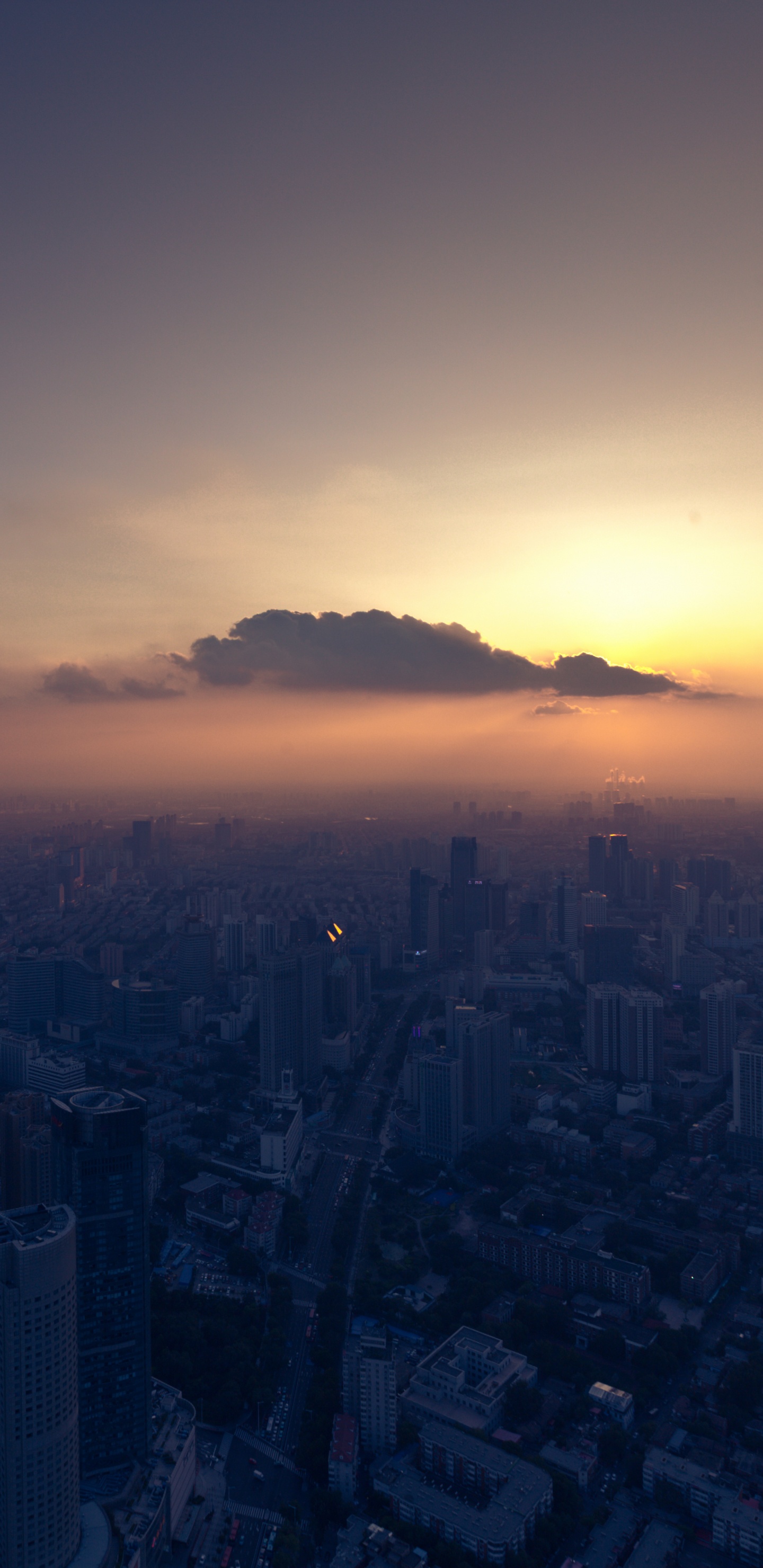 Vista Aérea de Los Edificios de la Ciudad Durante la Puesta de Sol. Wallpaper in 1440x2960 Resolution