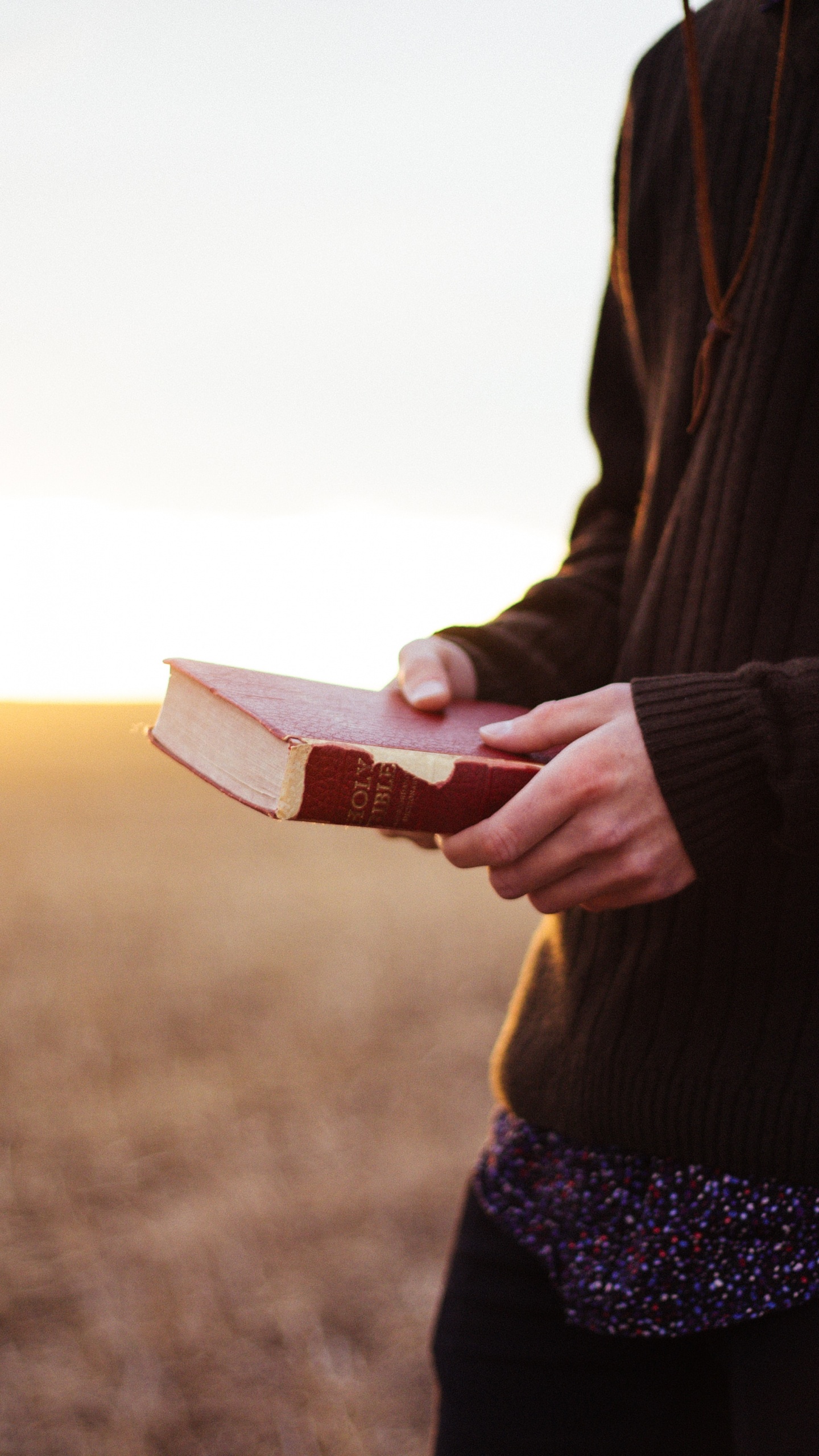 Person im Schwarzen Blazer Mit Buch. Wallpaper in 1440x2560 Resolution
