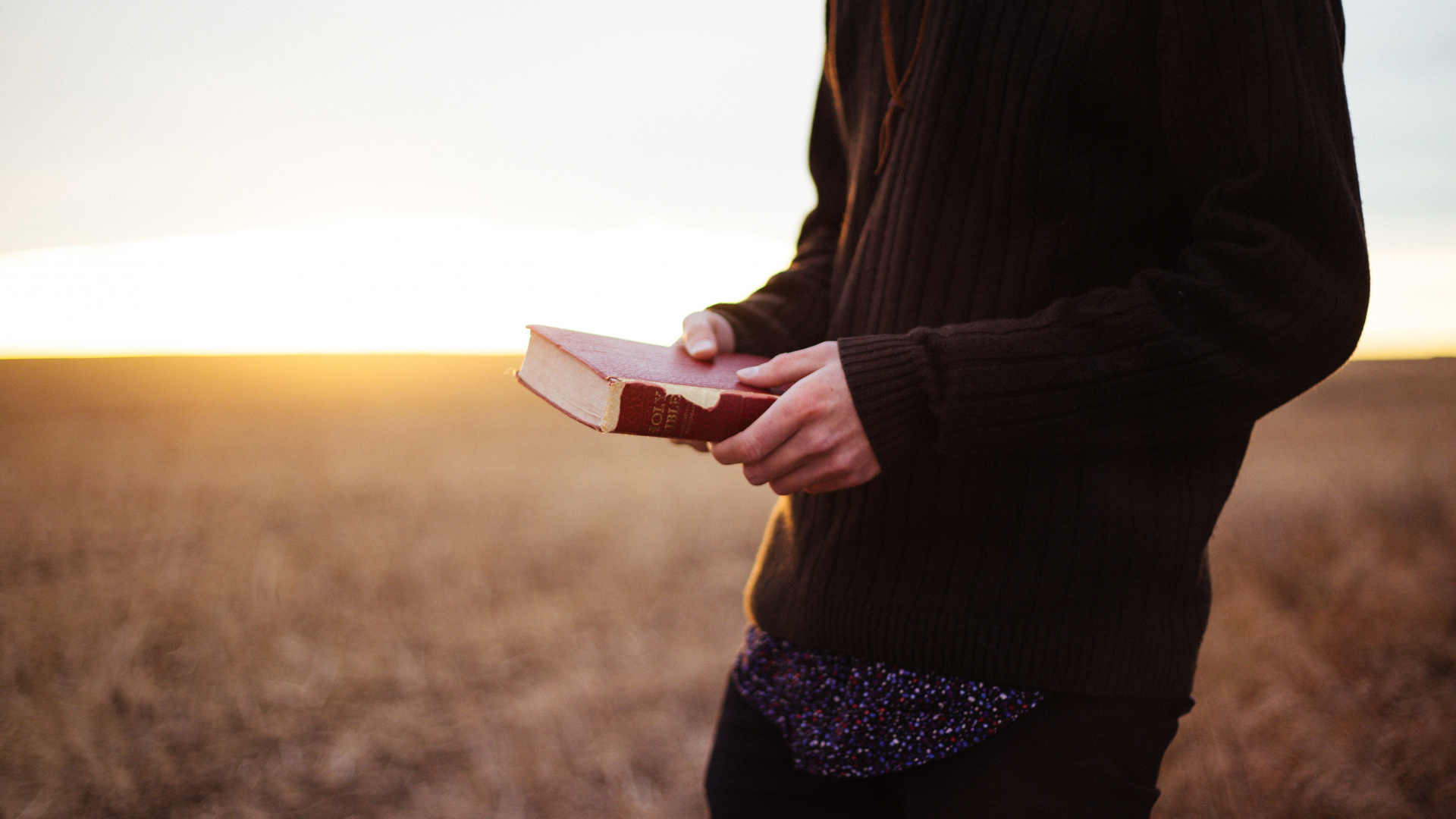 Person im Schwarzen Blazer Mit Buch. Wallpaper in 1920x1080 Resolution