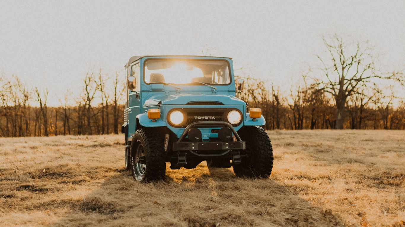 Blue and White Jeep Wrangler on Brown Field During Daytime. Wallpaper in 1366x768 Resolution