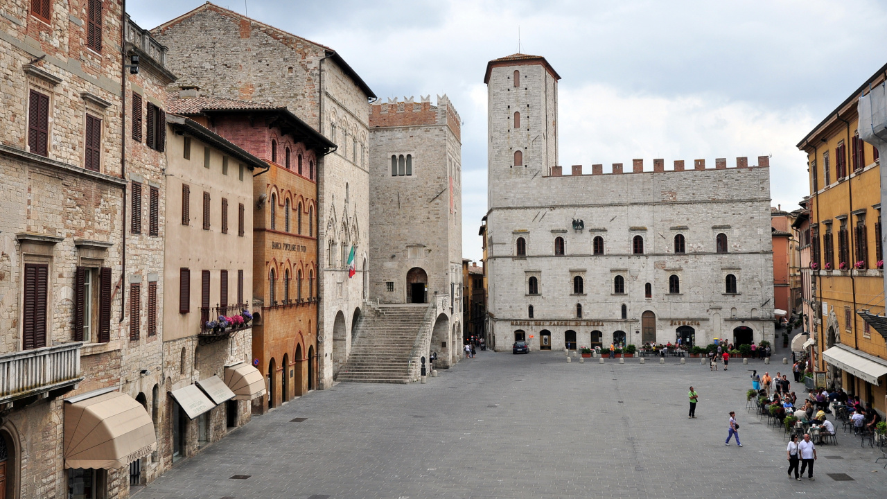 Personnes Marchant Dans la Rue Près D'un Bâtiment en Béton Brun Pendant la Journée. Wallpaper in 1280x720 Resolution