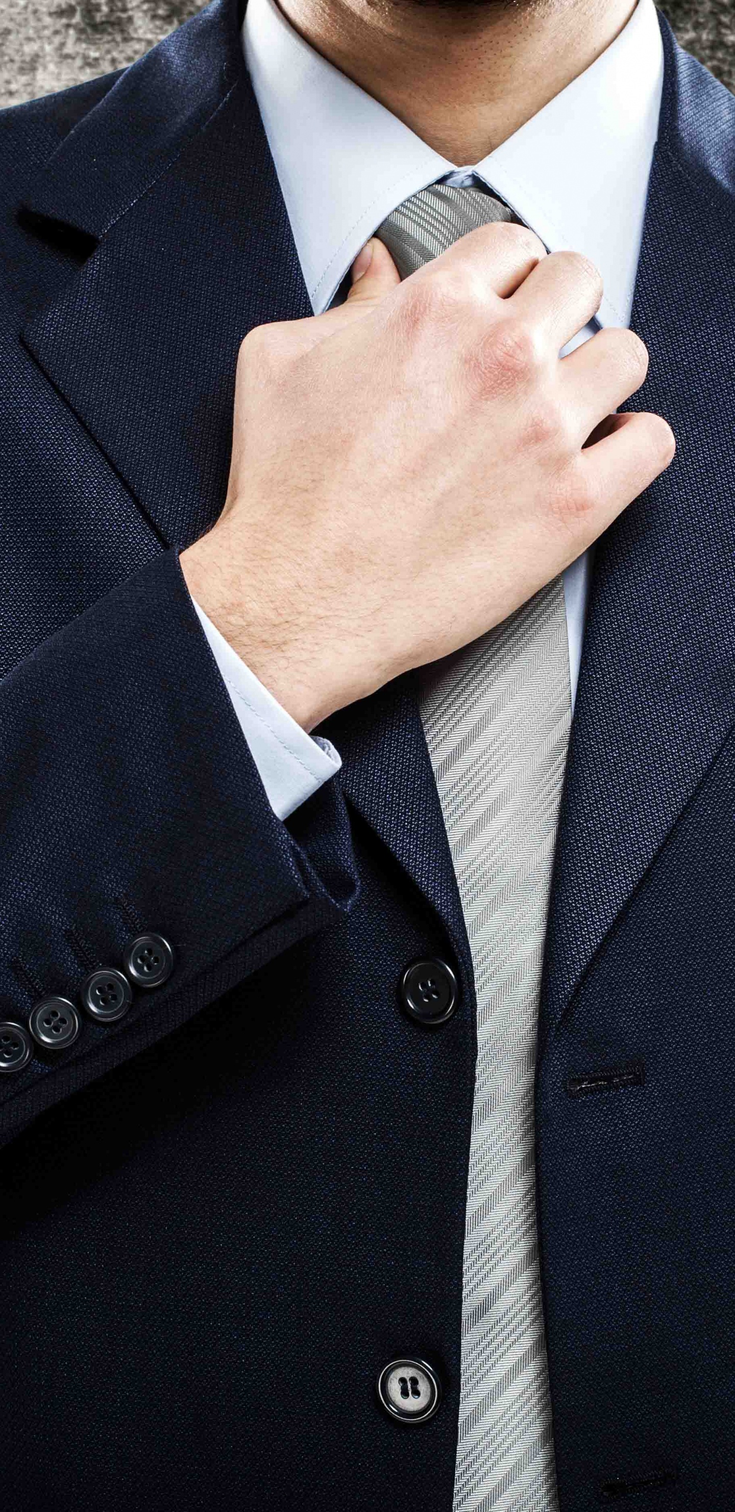 Hombre Con Chaqueta de Traje Negro. Wallpaper in 1440x2960 Resolution