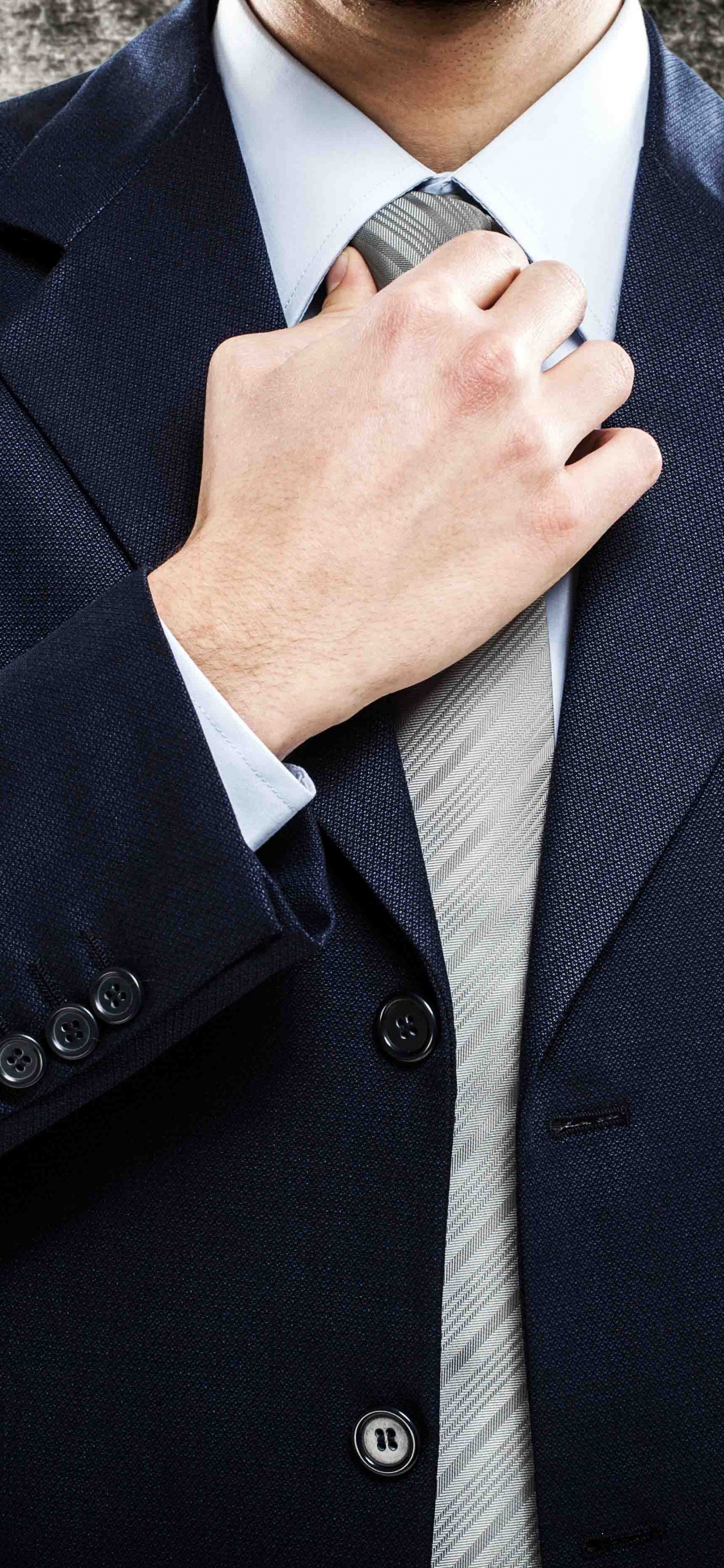 Homme en Veste de Costume Noir. Wallpaper in 1125x2436 Resolution