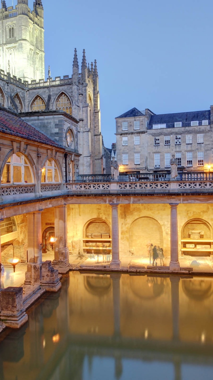 Bâtiment en Béton Blanc Près D'un Plan D'eau Pendant la Nuit. Wallpaper in 720x1280 Resolution