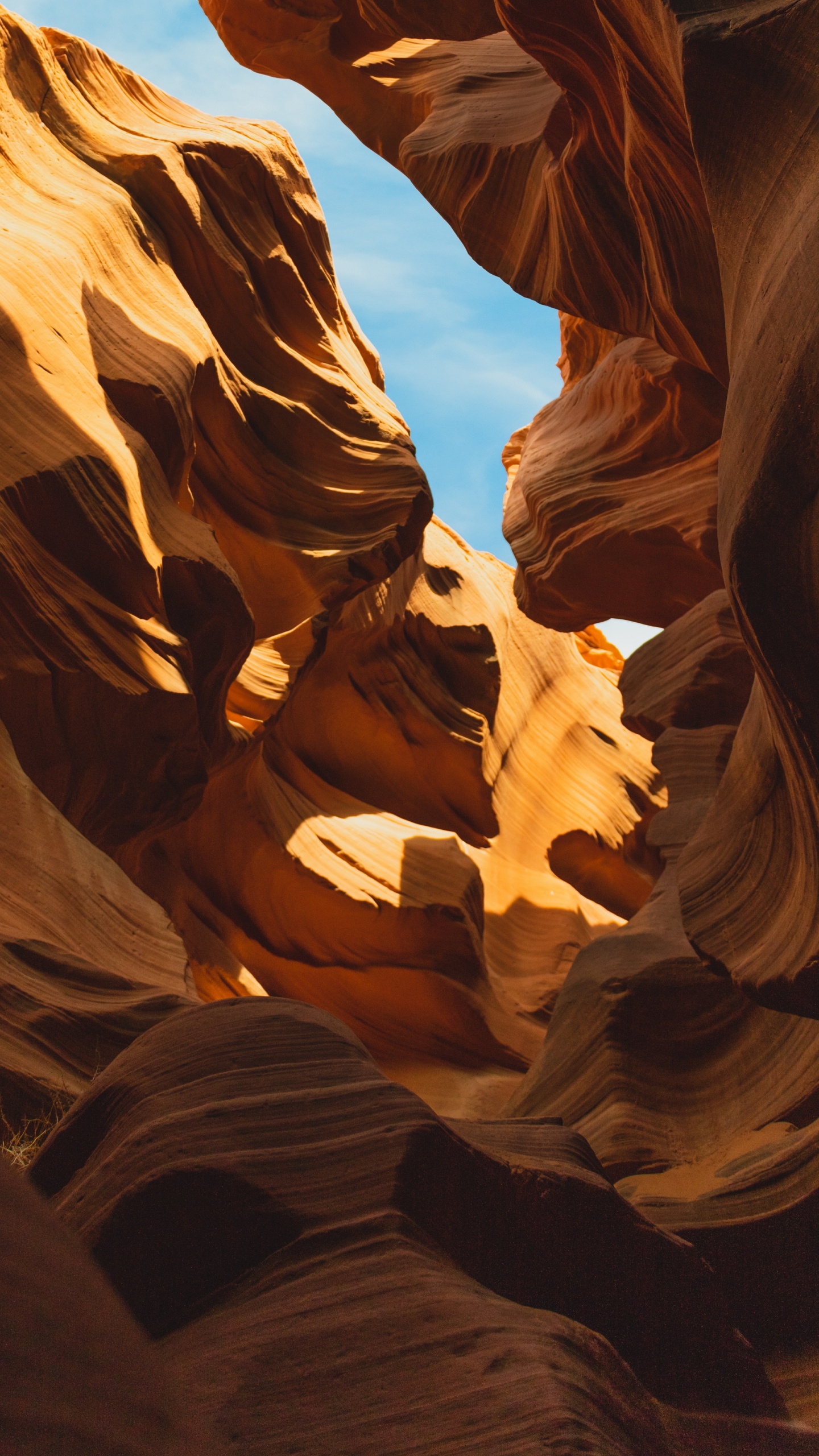 Formation Rocheuse Brune Pendant la Journée. Wallpaper in 1440x2560 Resolution