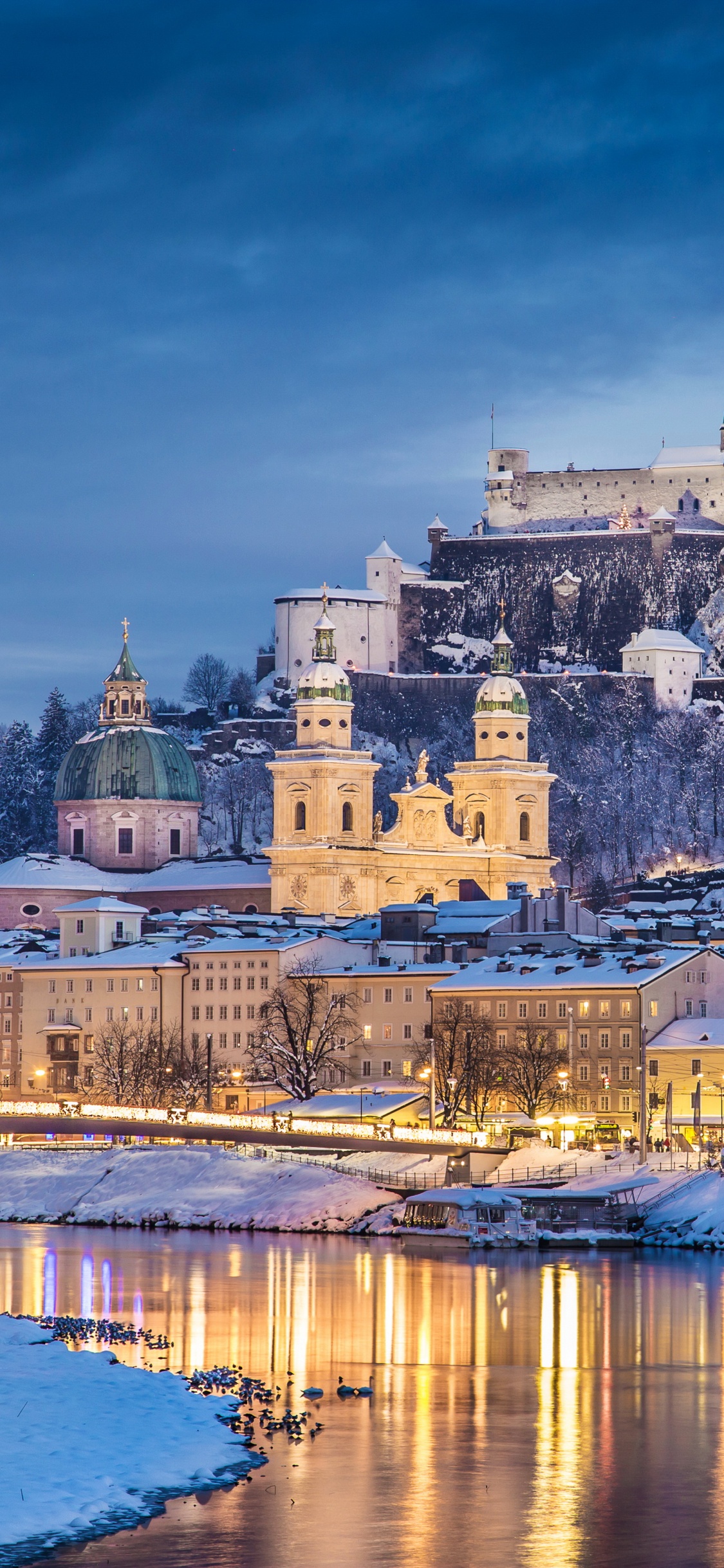 Bâtiment en Béton Blanc et Marron Près D'un Plan D'eau Pendant la Journée. Wallpaper in 1125x2436 Resolution
