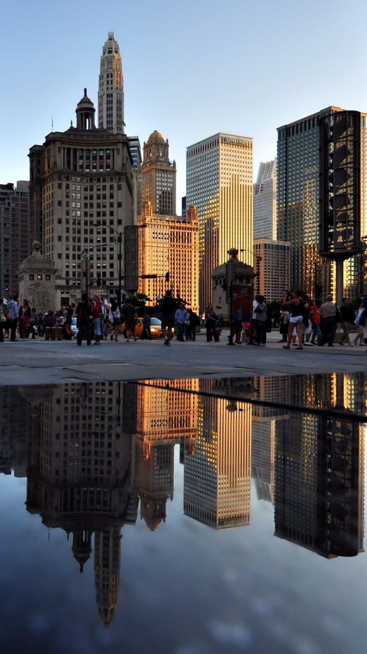 Personnes Marchant Dans la Rue Près Des Immeubles de Grande Hauteur Pendant la Nuit. Wallpaper in 750x1334 Resolution