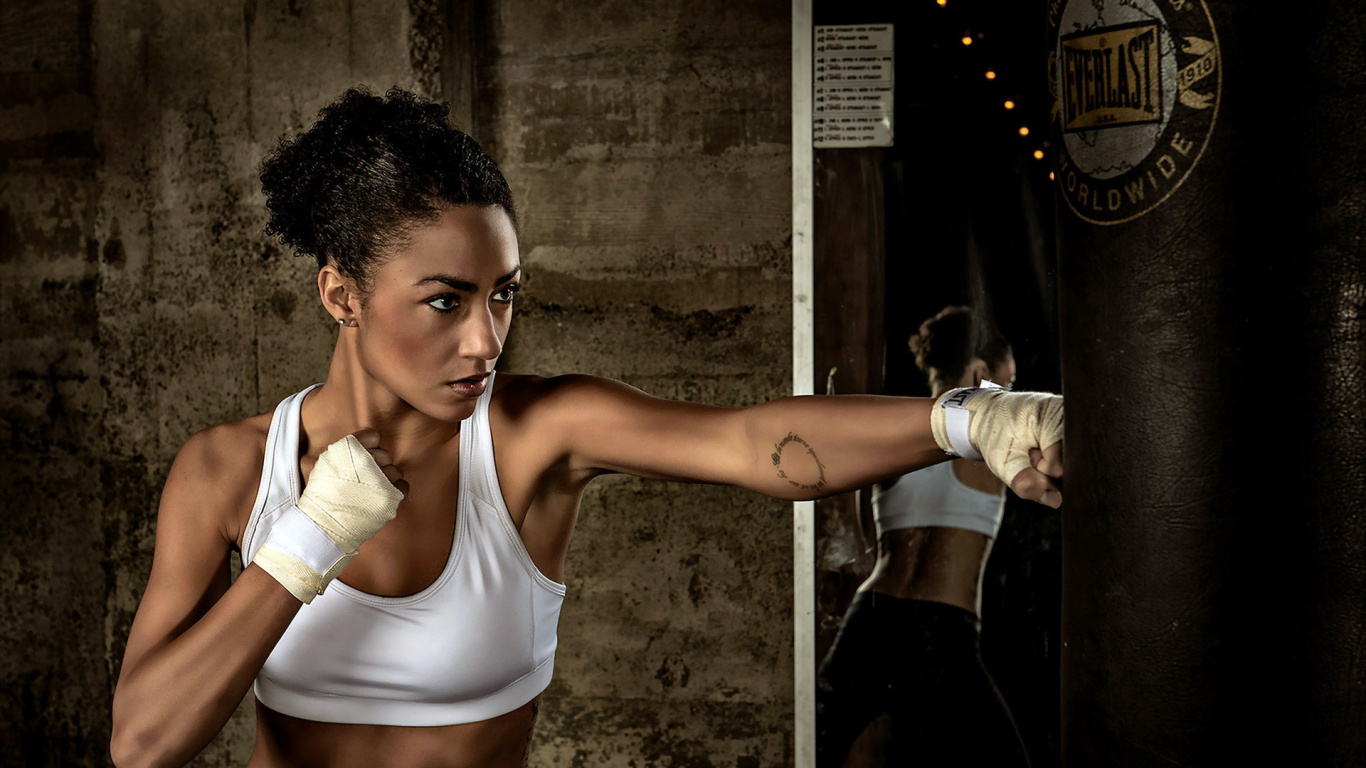 Femme en Soutien-gorge de Sport Blanc et Pantalon Noir. Wallpaper in 1366x768 Resolution