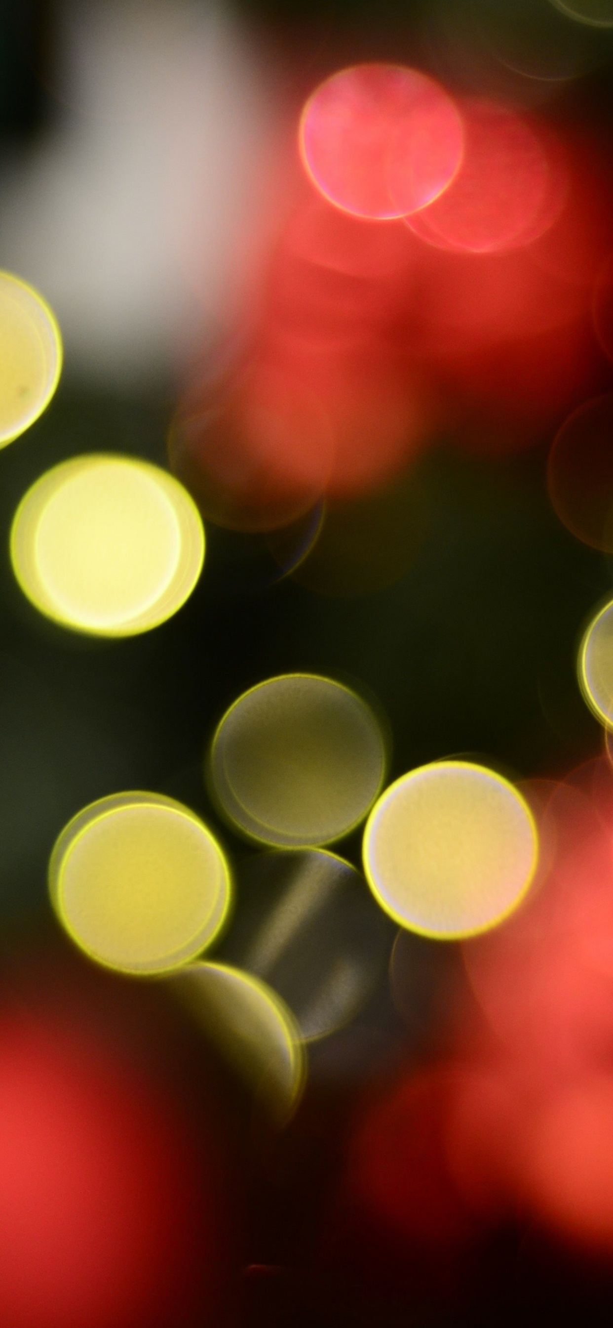 Grüne Und Rote Bokeh-Lichter. Wallpaper in 1242x2688 Resolution