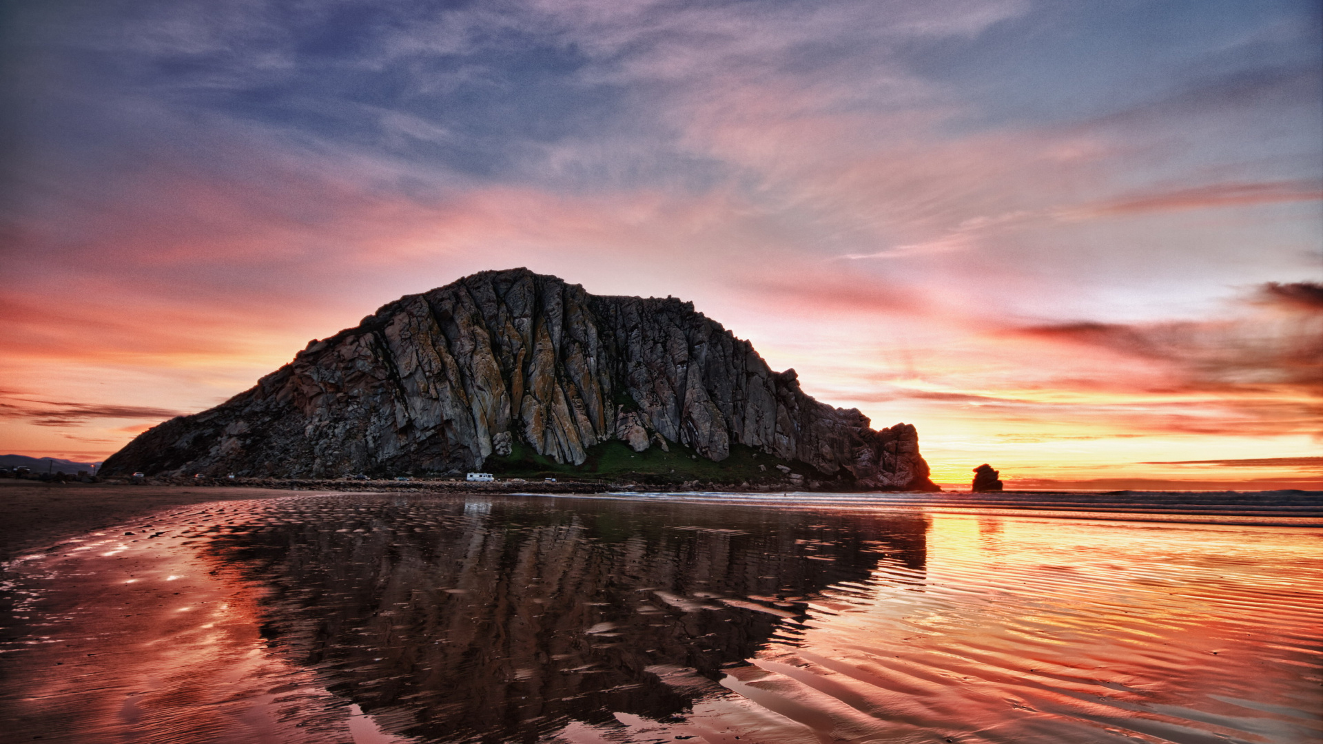 Formation Rocheuse Brune et Grise Sur un Plan D'eau Pendant le Coucher du Soleil. Wallpaper in 1920x1080 Resolution