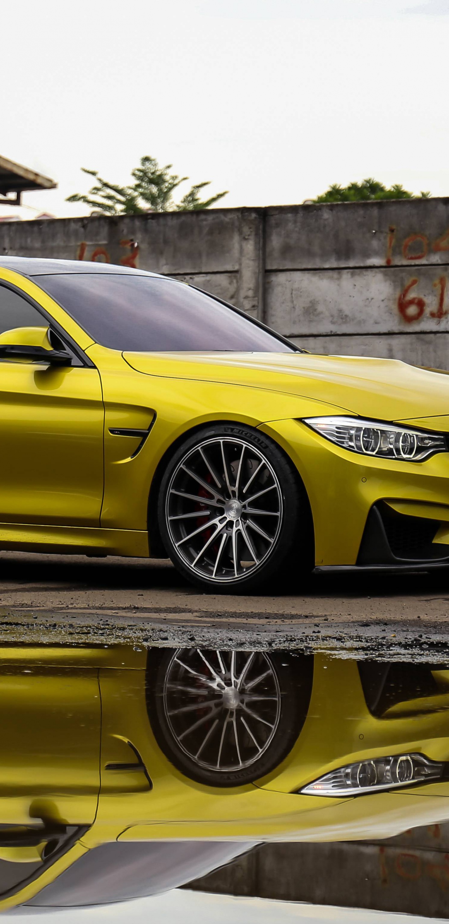 Gelbes Mercedes Benz Coupé Neben Brauner Betonwand Geparkt. Wallpaper in 1440x2960 Resolution