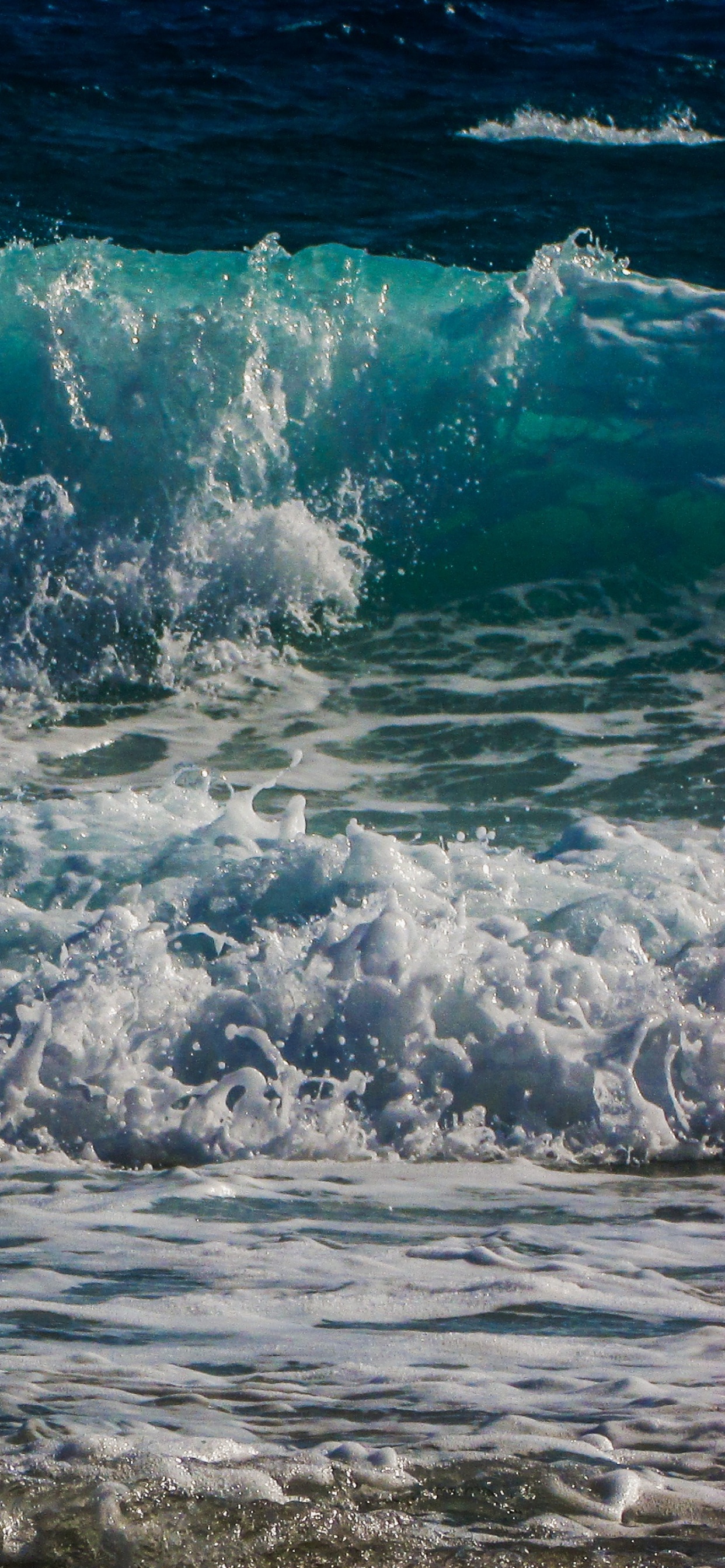 Les Vagues de L'océan S'écrasent Sur le Rivage Pendant la Journée. Wallpaper in 1242x2688 Resolution