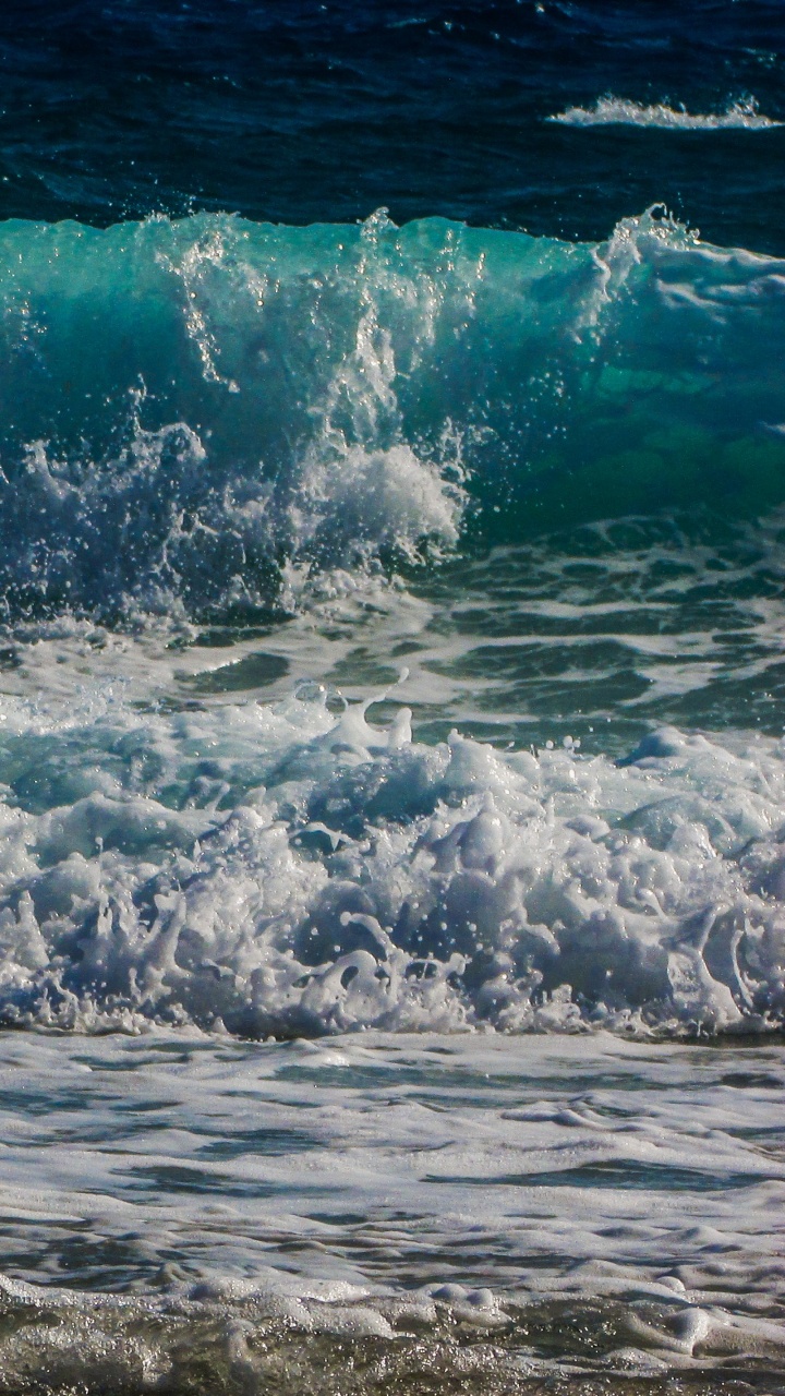 Ocean Waves Crashing on Shore During Daytime. Wallpaper in 720x1280 Resolution
