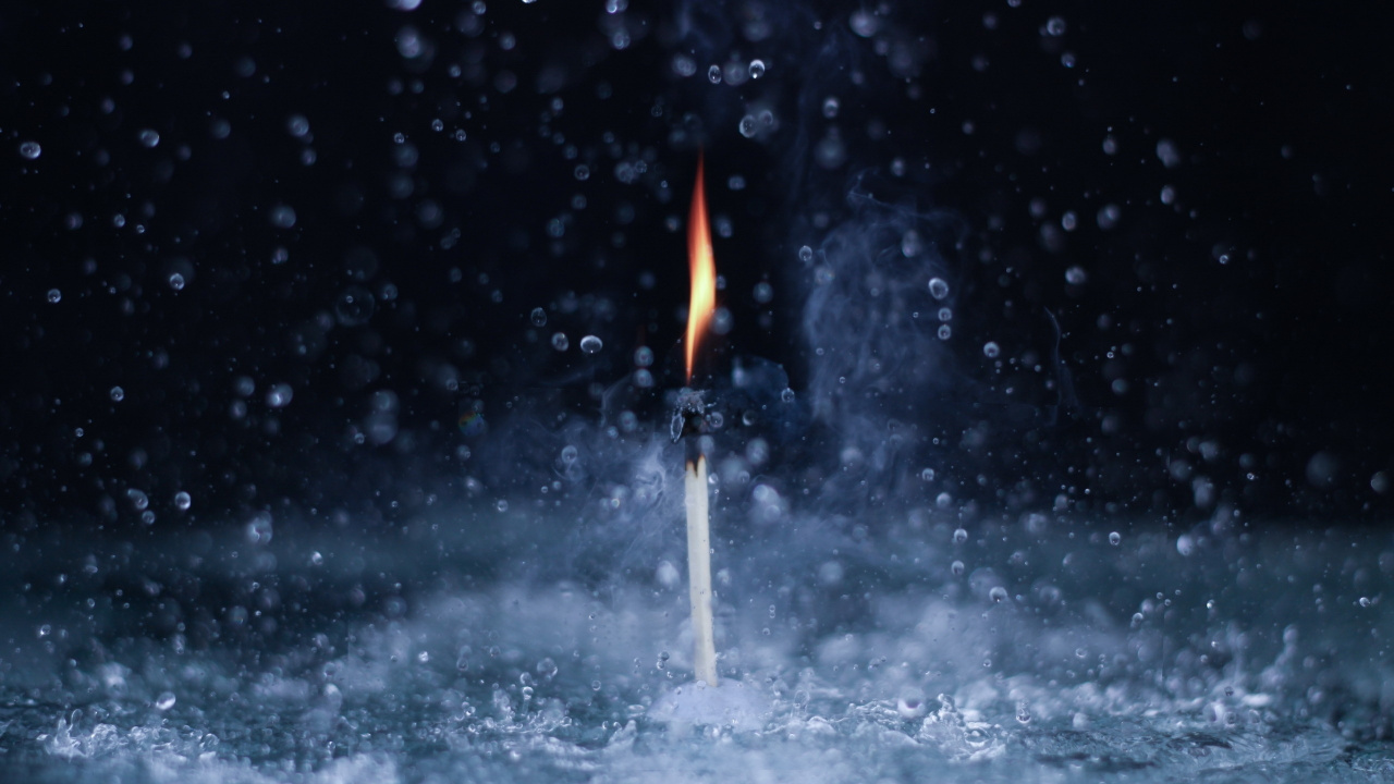 Bougie Allumée Blanche et Rouge. Wallpaper in 1280x720 Resolution