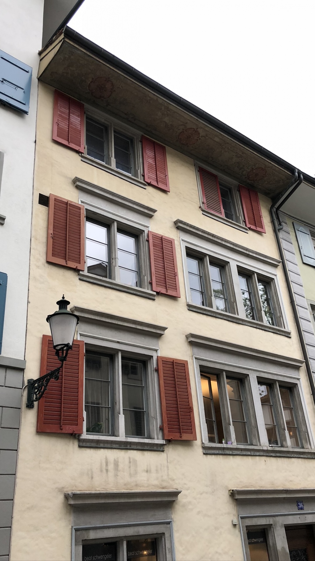 Balcon, Fenêtre, Propriété, Façade, Mur. Wallpaper in 1080x1920 Resolution