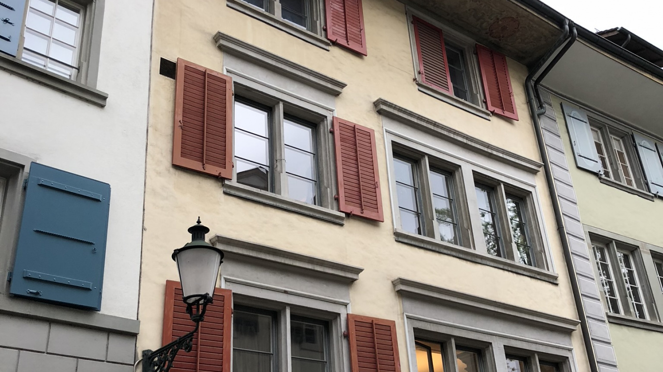 Balcon, Fenêtre, Propriété, Façade, Mur. Wallpaper in 1366x768 Resolution