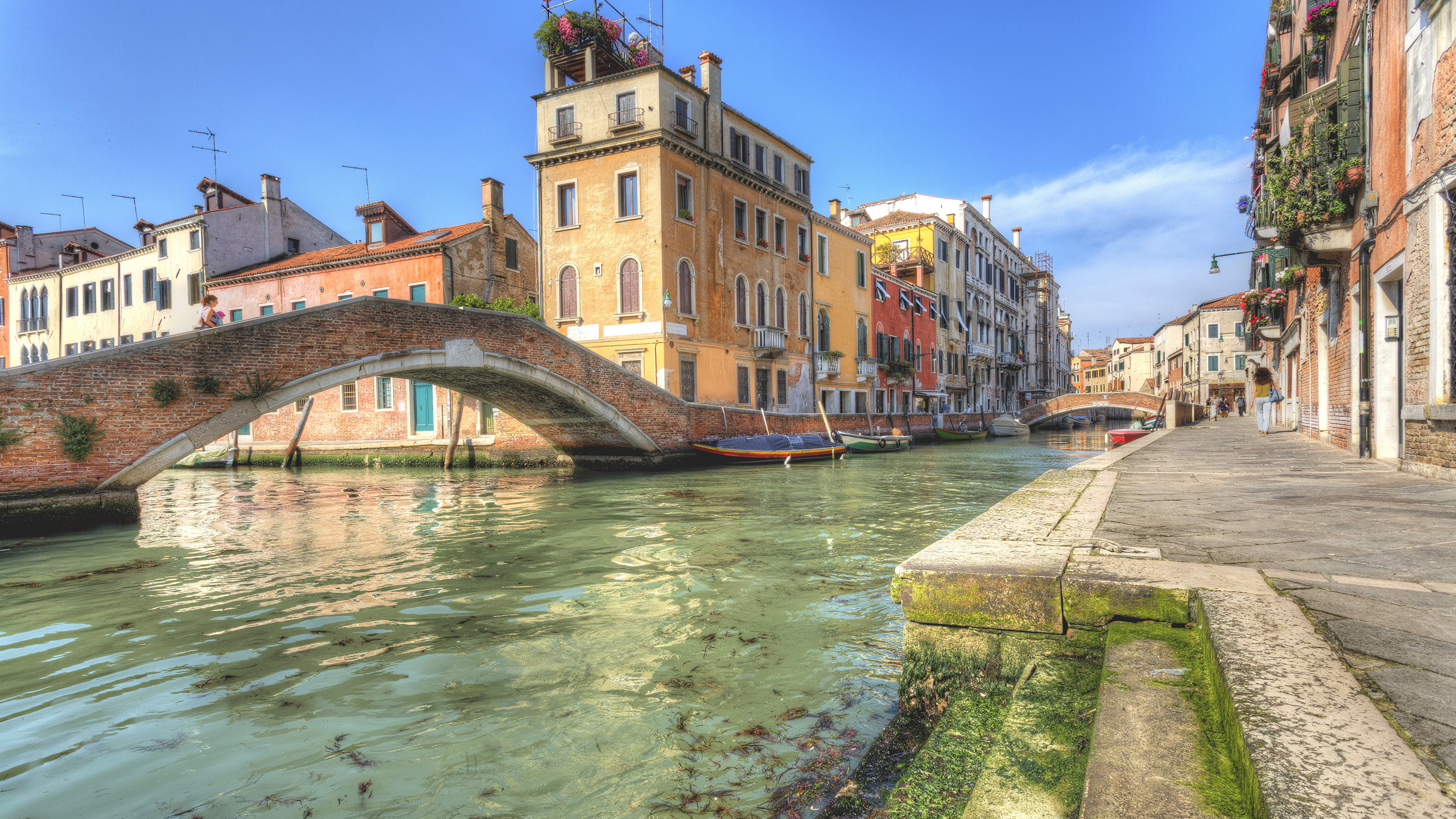 Brown Concrete Bridge Over River Between Buildings During Daytime. Wallpaper in 3840x2160 Resolution