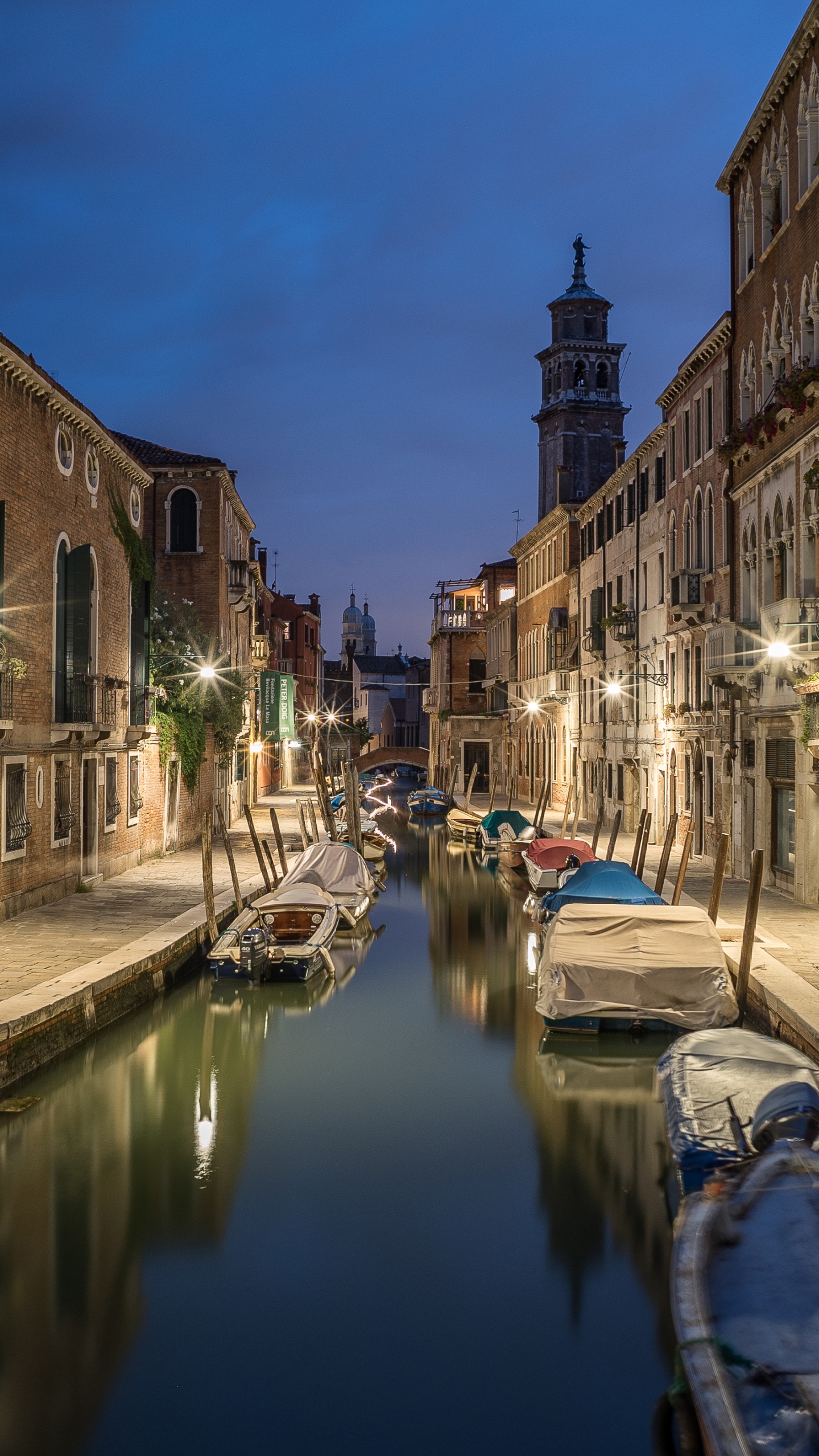Blue Boat on River Between Buildings During Daytime. Wallpaper in 1440x2560 Resolution
